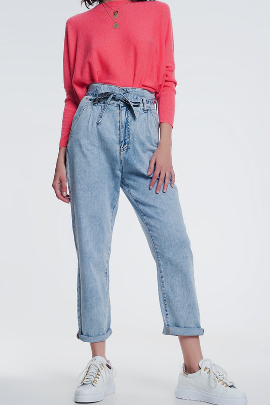 Q2 Jean coupe droite en denim léger avec ceinture