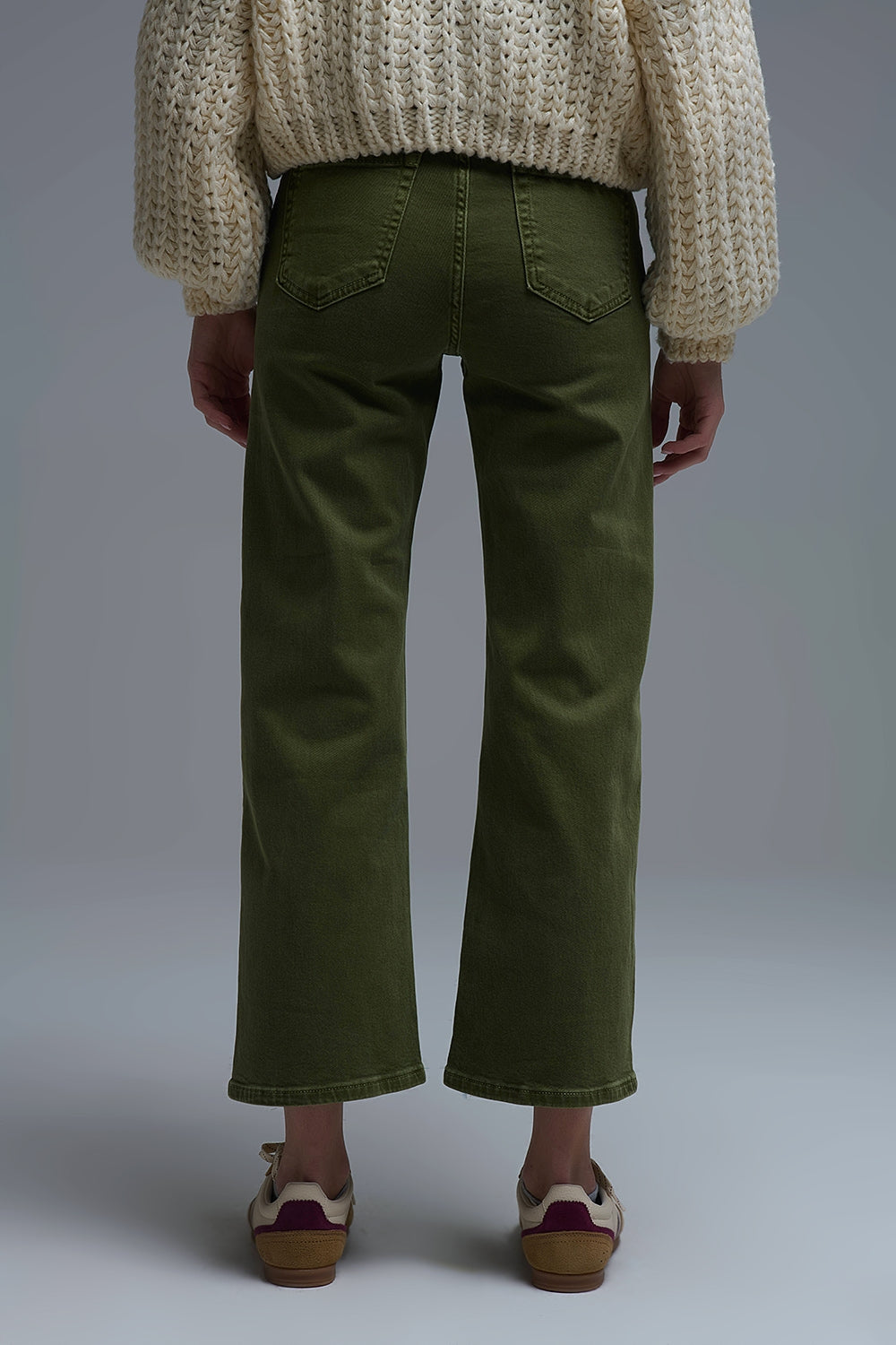 Jean court à jambe large en vert olive