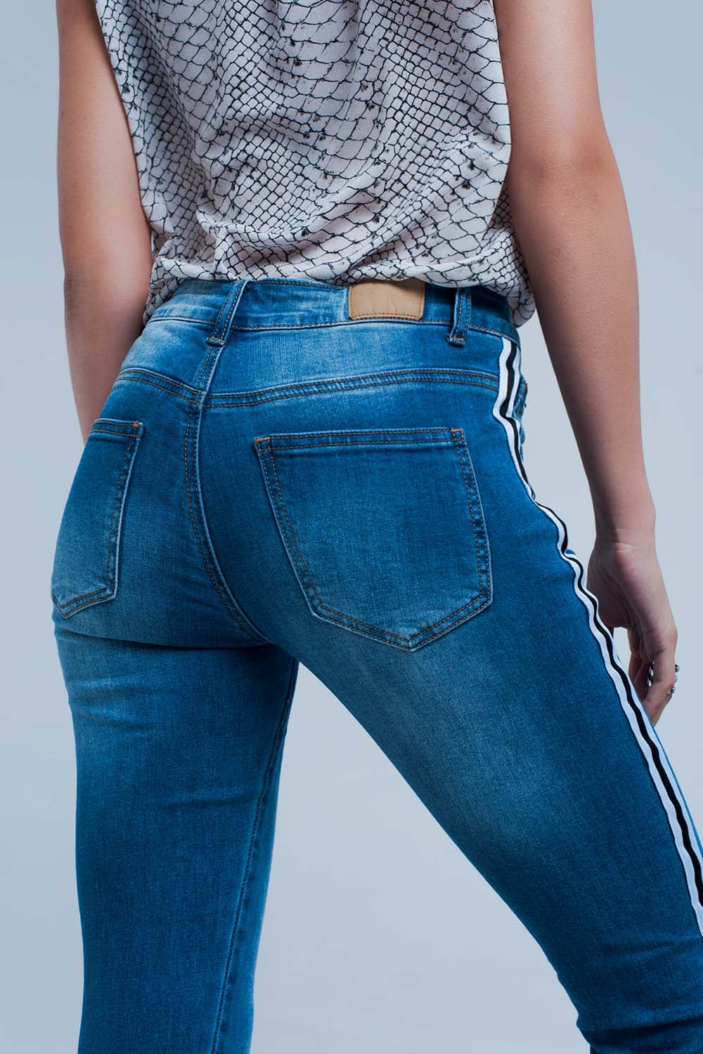 Jean denim à bande sur le côté