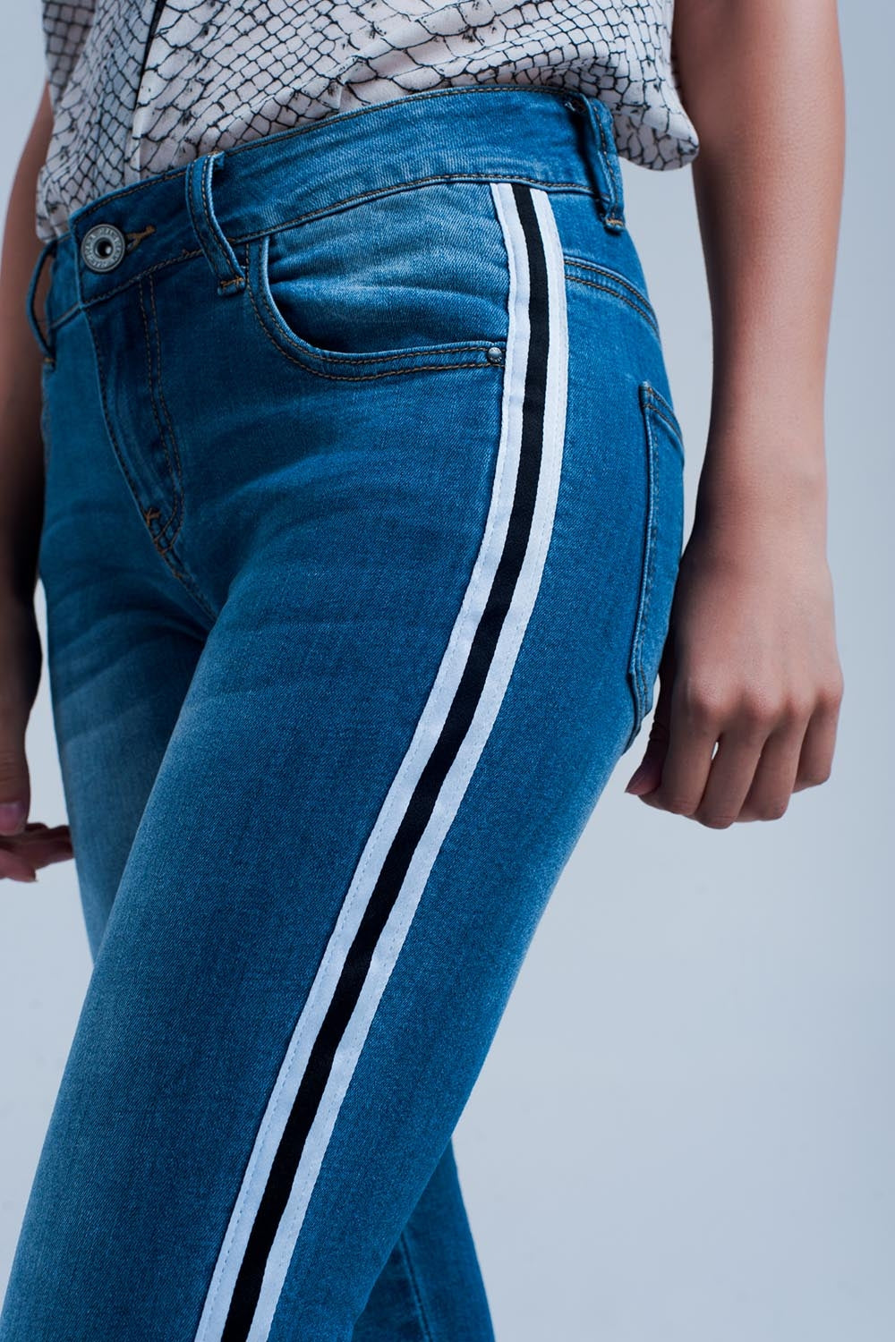 Jean denim à bande sur le côté