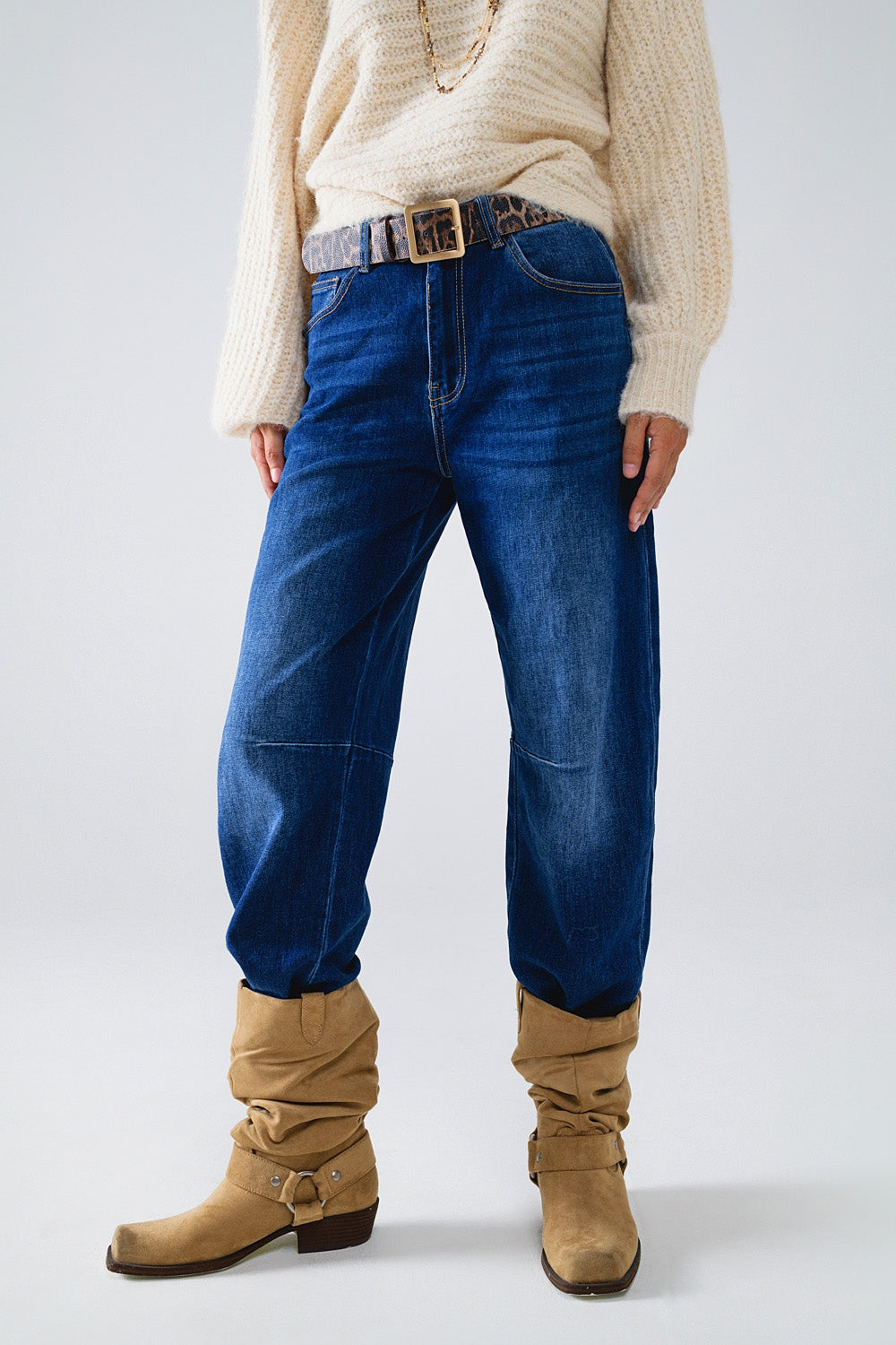 Jean droit bleu à coutures apparentes
