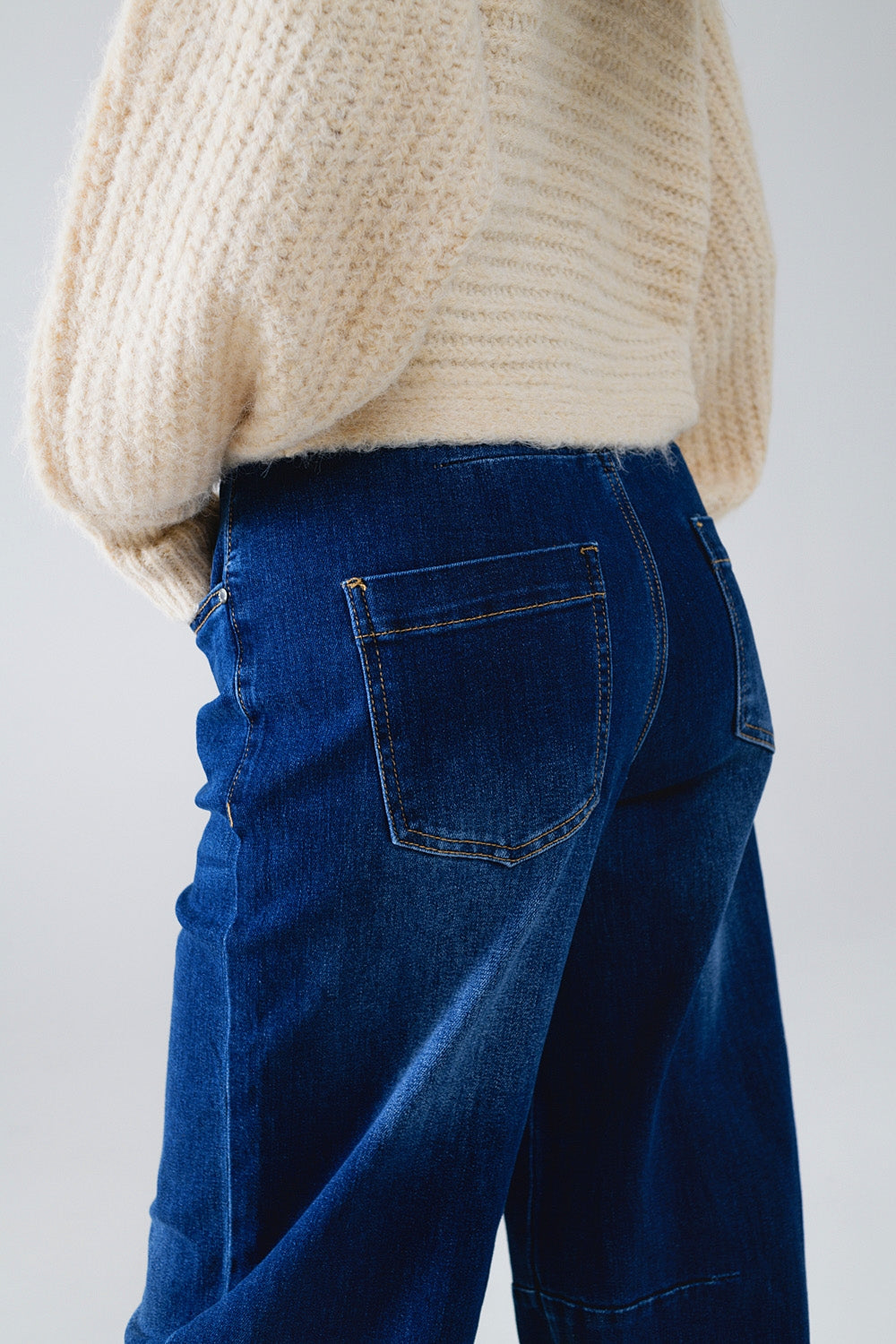 Jean droit bleu à coutures apparentes
