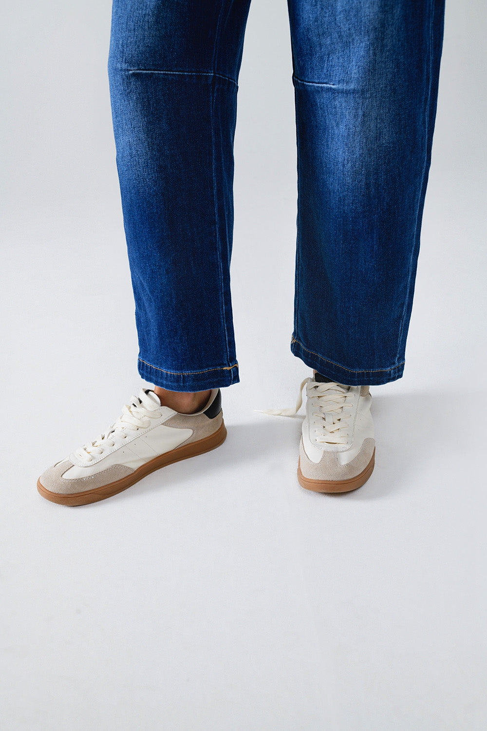 Jean droit bleu à coutures apparentes