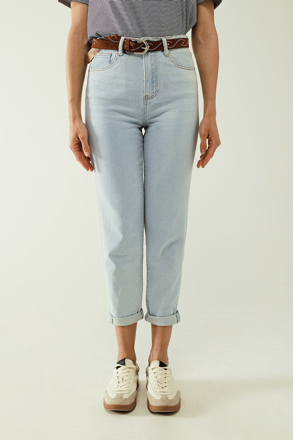 Q2 Jean droit bleu clair avec ourlet et cinq poches