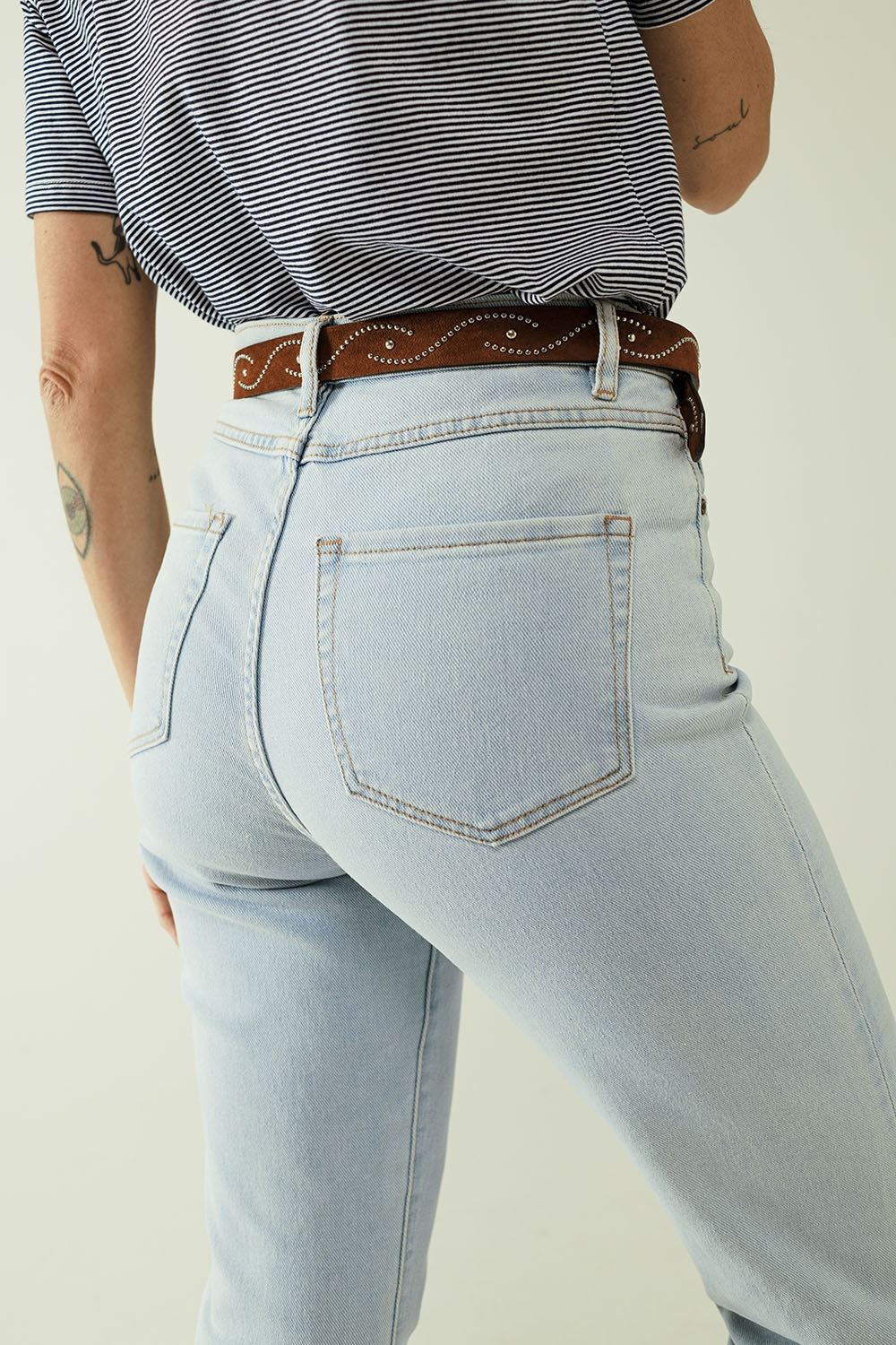 Jean droit bleu clair avec ourlet et cinq poches