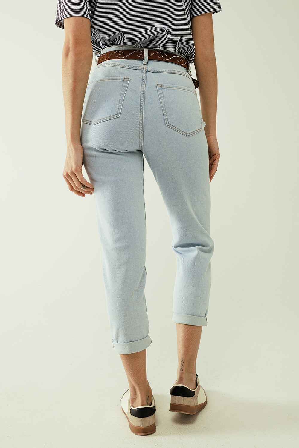 Jean droit bleu clair avec ourlet et cinq poches