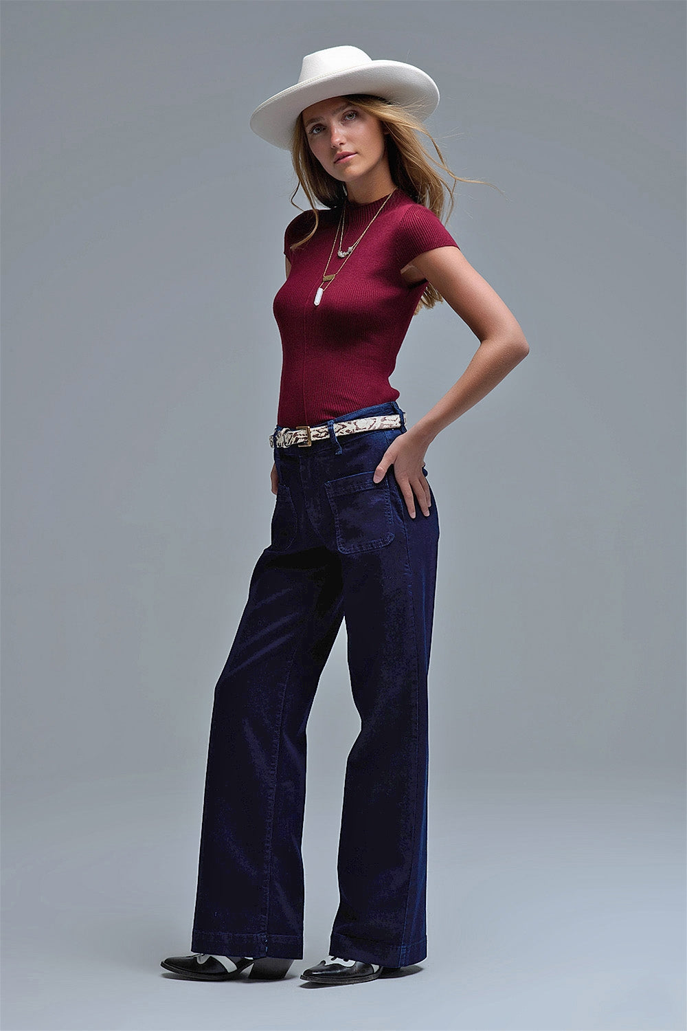 Jean droit marine avec pochettes en bleu profond