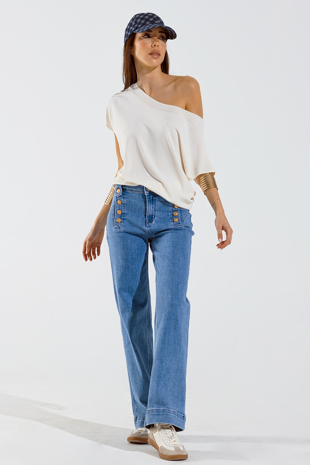 Jean droit style marine avec détails de boutons dorés sur le côté en bleu moyen