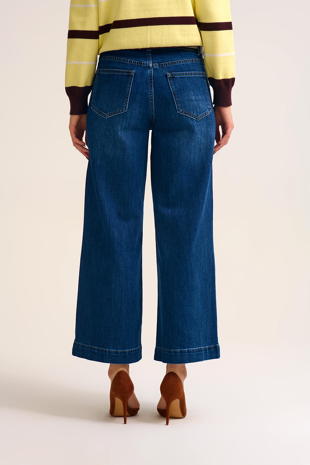 Jean en denim bleu à jambes larges avec détails de boutons