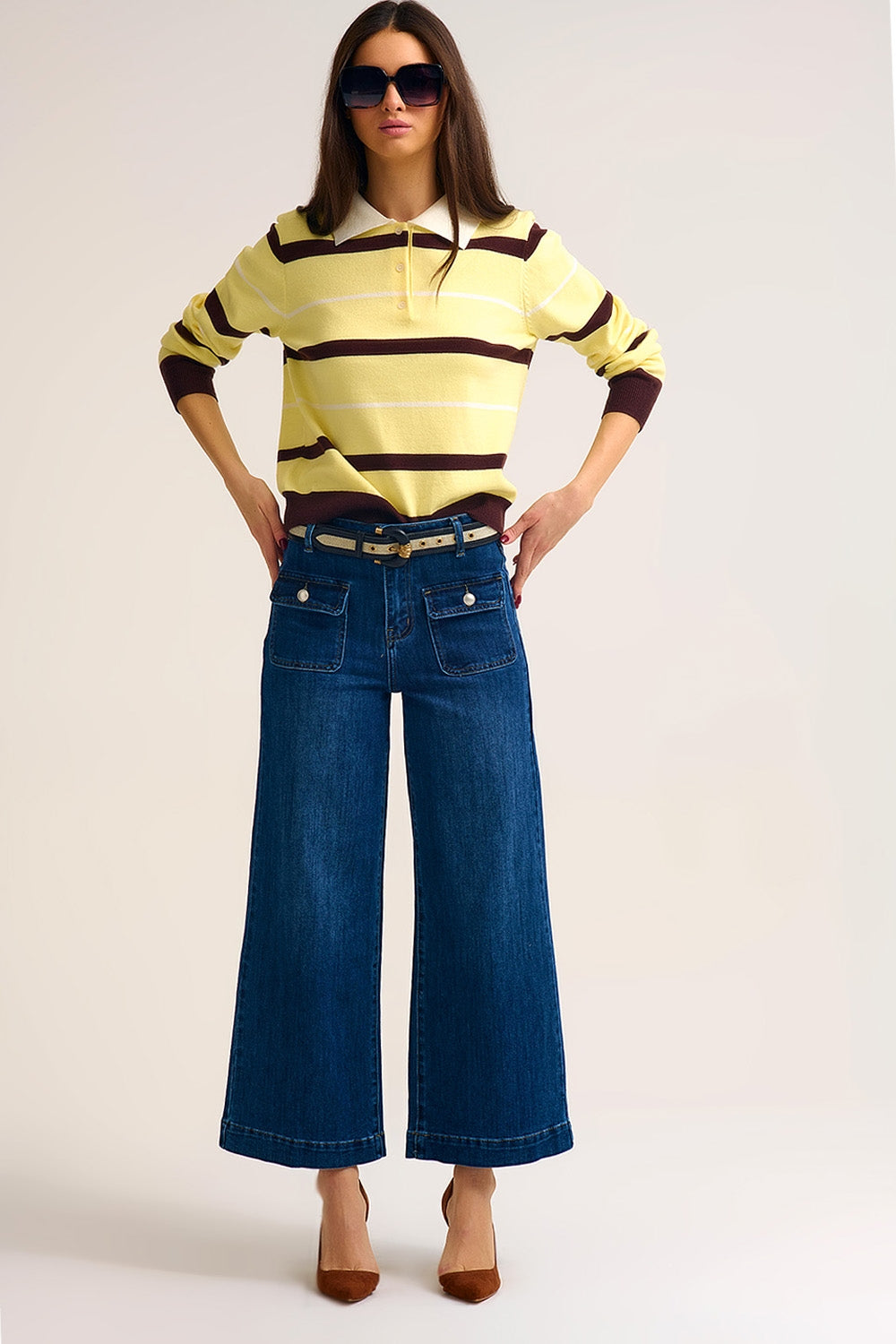 Jean en denim bleu à jambes larges avec détails de boutons