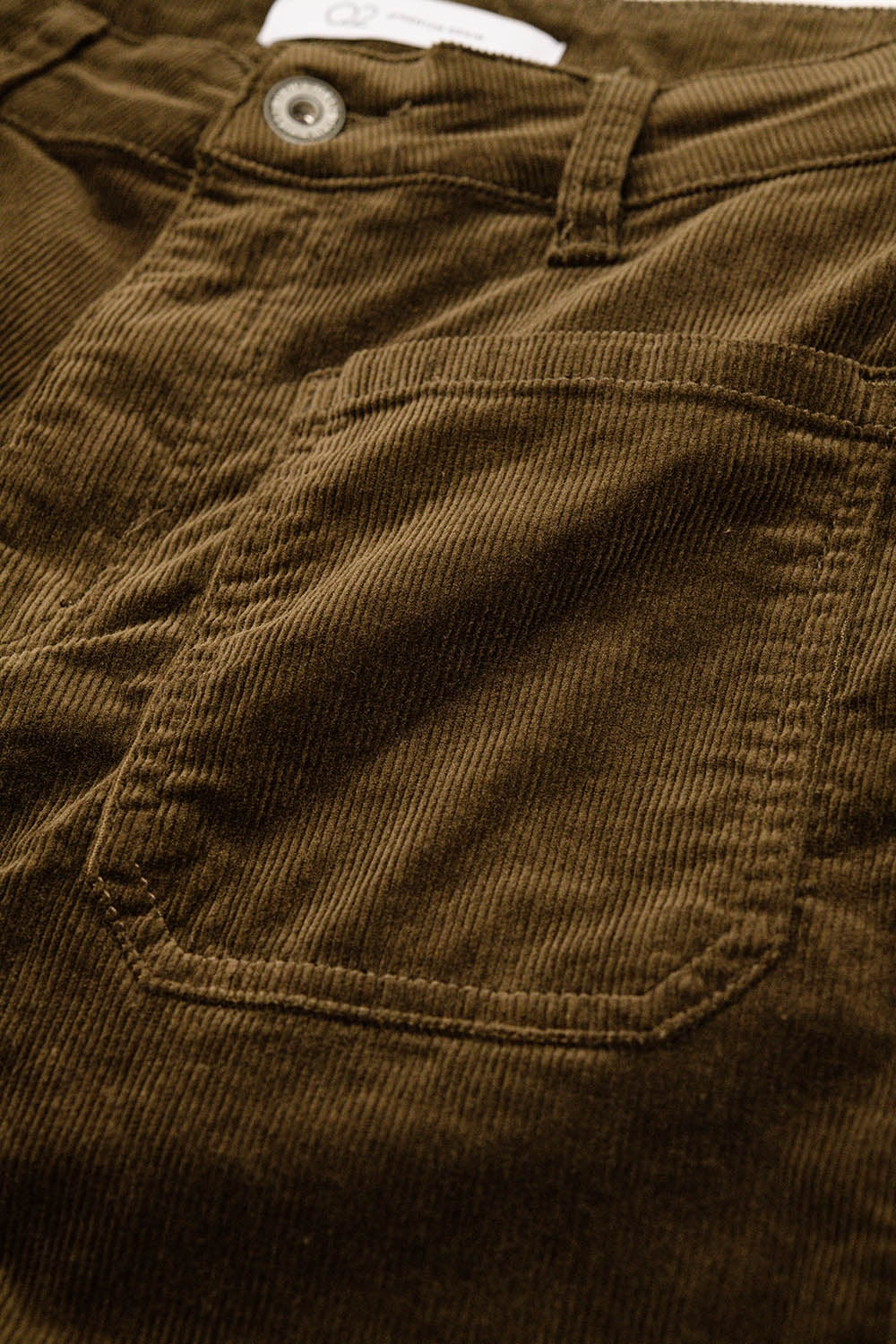Jean en velours côtelé à jambes droites marron avec poches