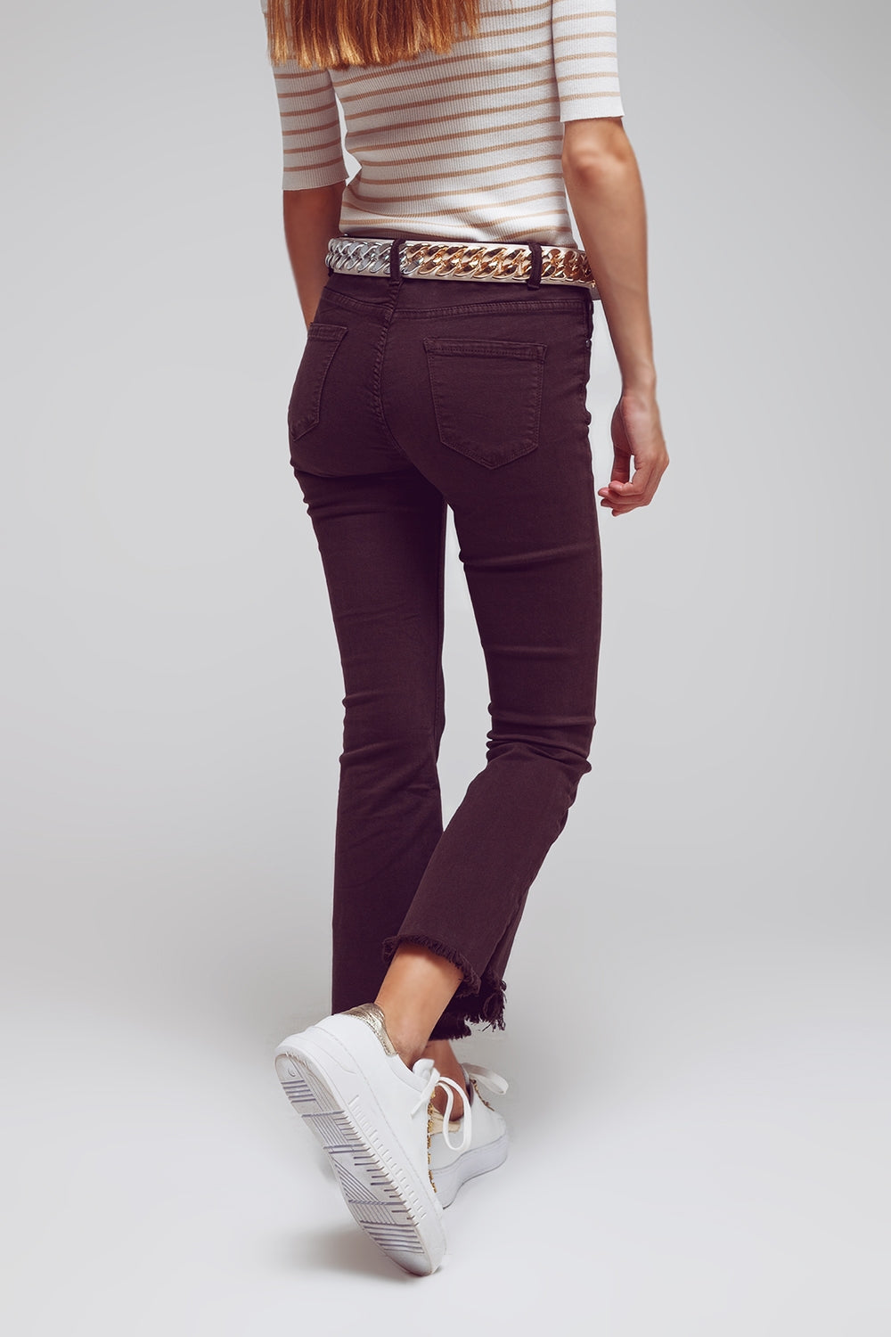 Jean évasé à bord brut en marron