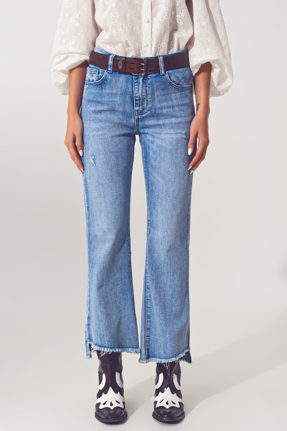 Q2 Jean évasé en Bleu Clair à Ourlet Asymétrique