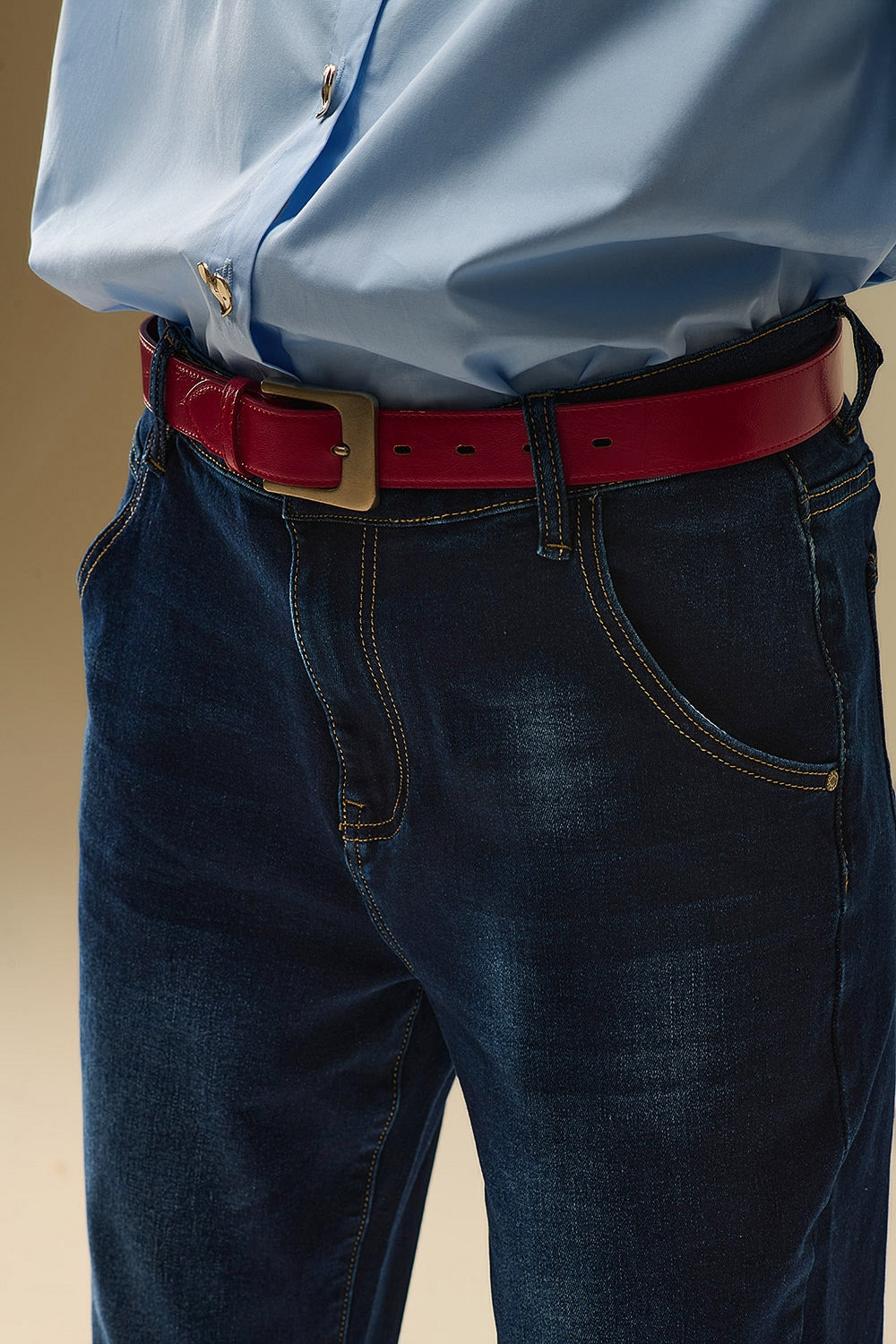 Jean foncé avec surpiqûres contrastées et ourlets à revers