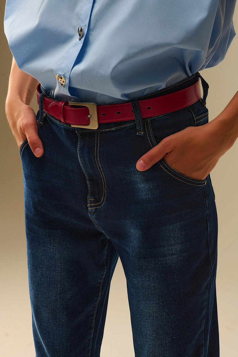 Jean foncé avec surpiqûres contrastées et ourlets à revers