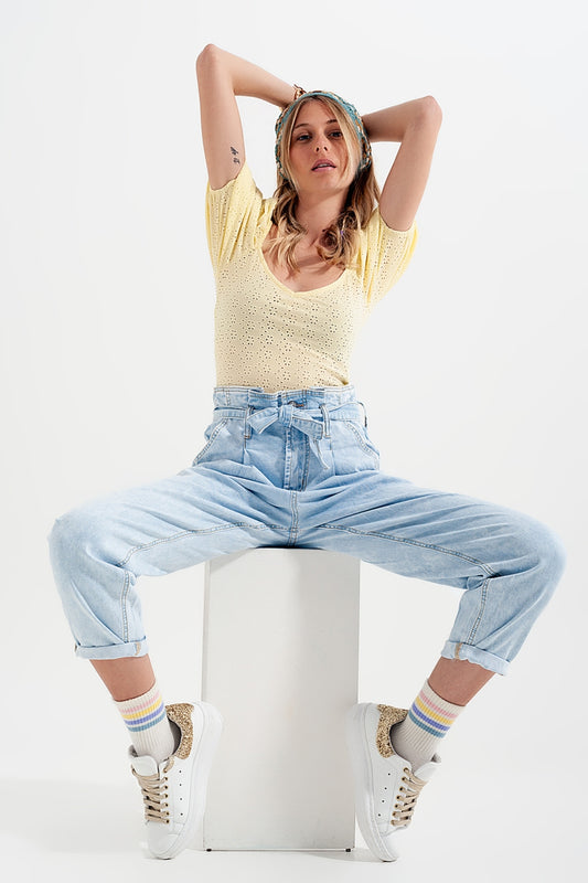 Q2 Jean fuselé à délavage clair vintage avec taille haute froncée