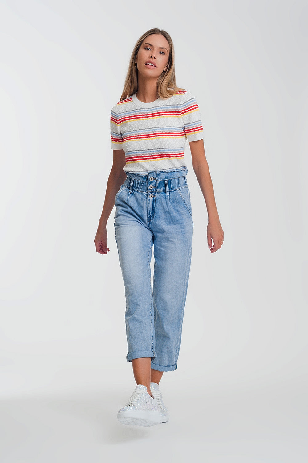 Jean mom avec taille élastiquée à trois boutons