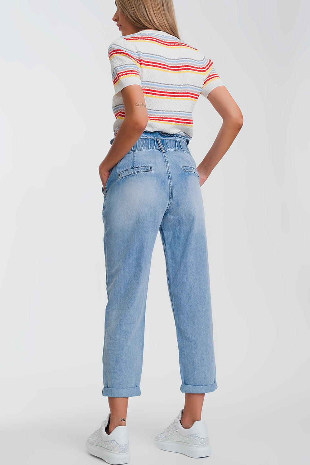 Jean mom avec taille élastiquée à trois boutons
