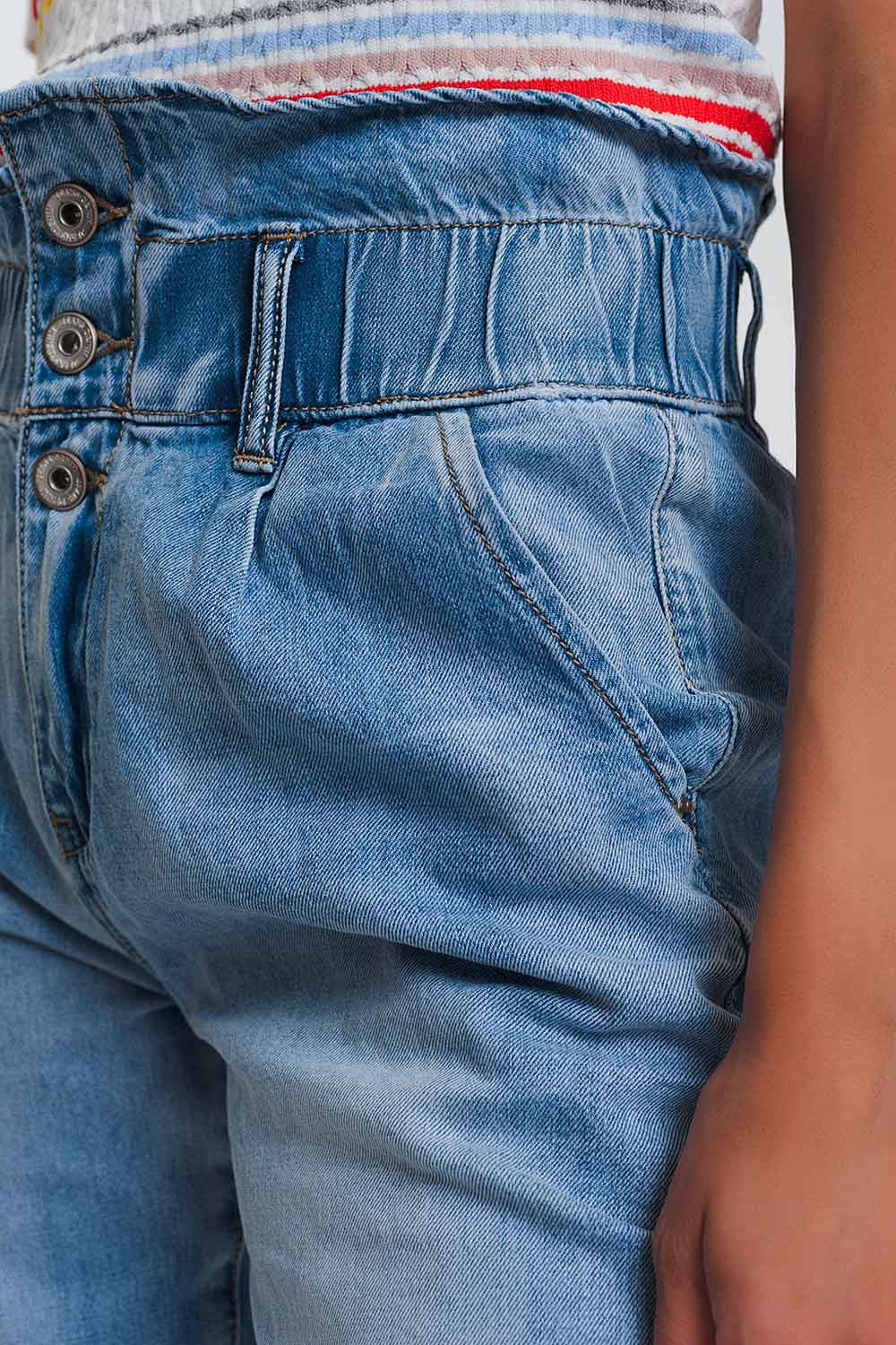 Jean mom avec taille élastiquée à trois boutons