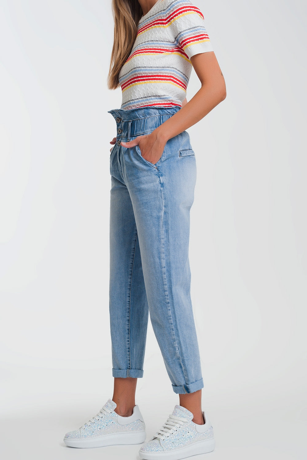 Jean mom avec taille élastiquée à trois boutons