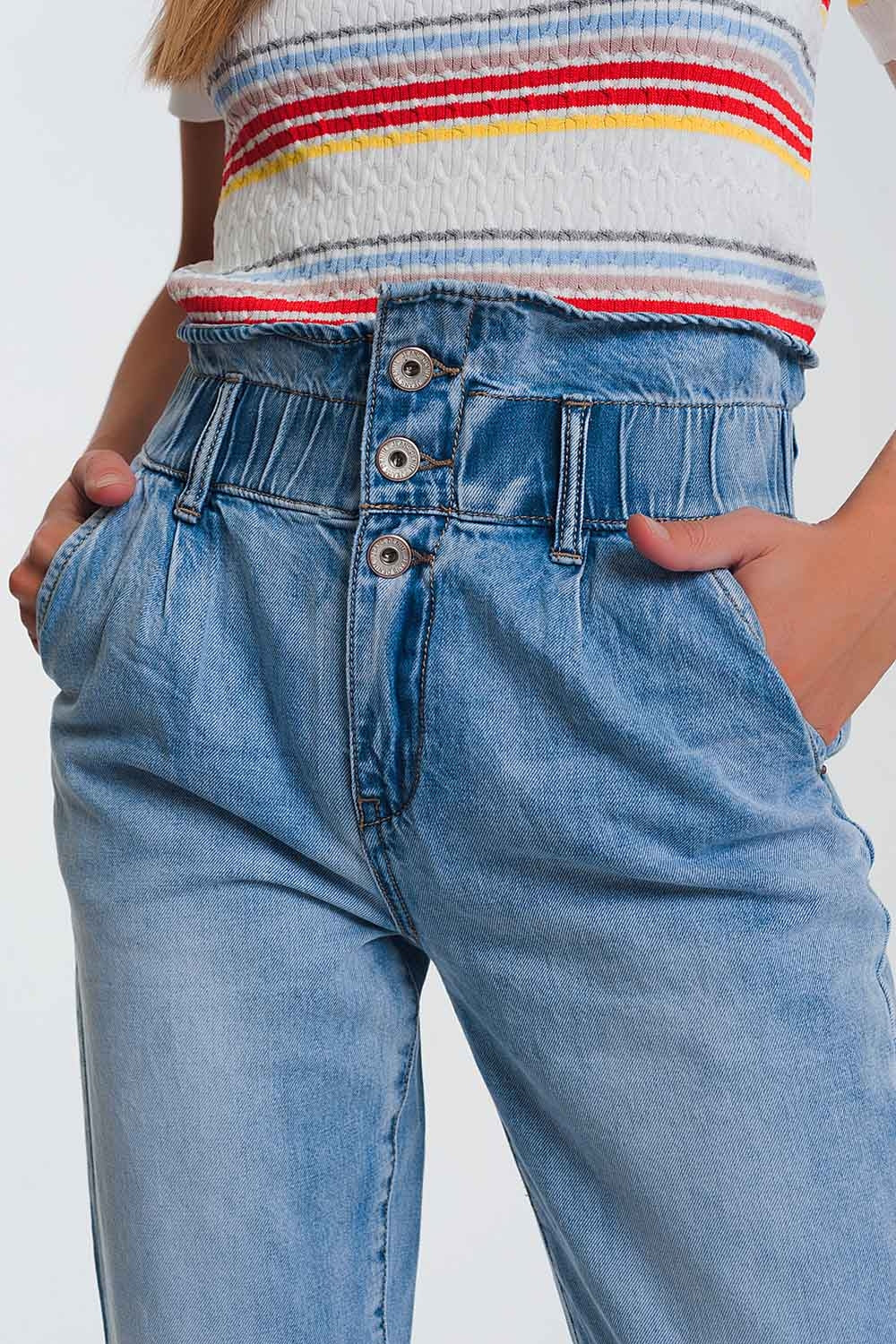 Jean mom avec taille élastiquée à trois boutons