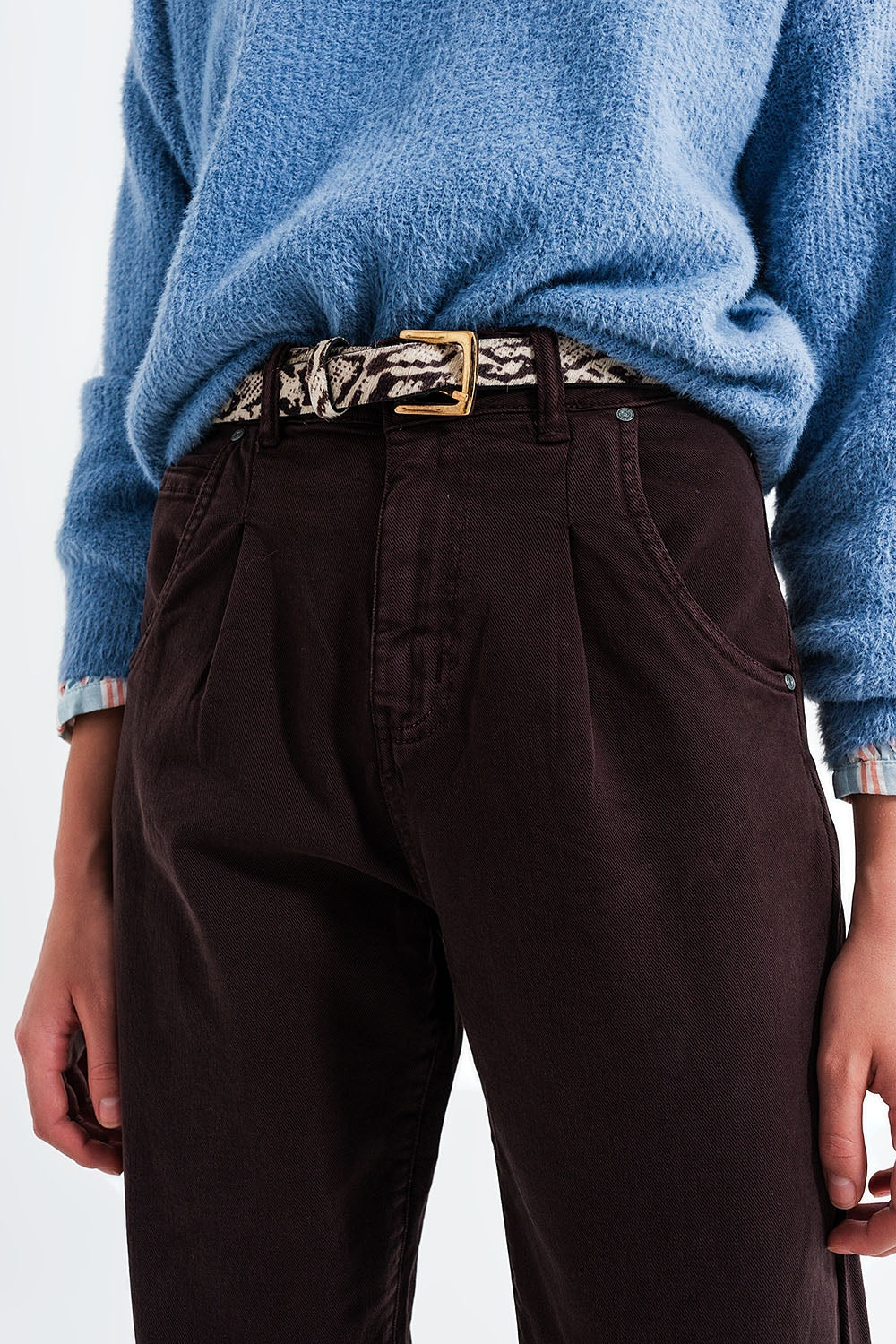 Q2 Jean mom avec taille haute et plis sur le devant en brun