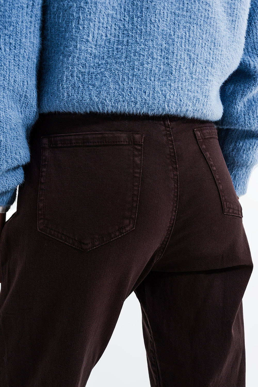 Jean mom avec taille haute et plis sur le devant en brun