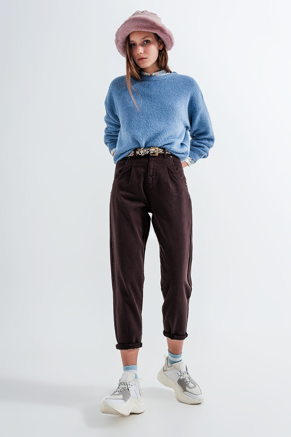 Jean mom avec taille haute et plis sur le devant en brun