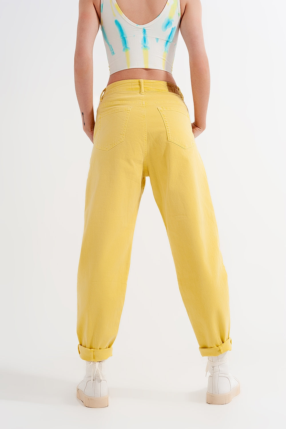 Jean mom avec taille haute et plis sur le devant en jaune