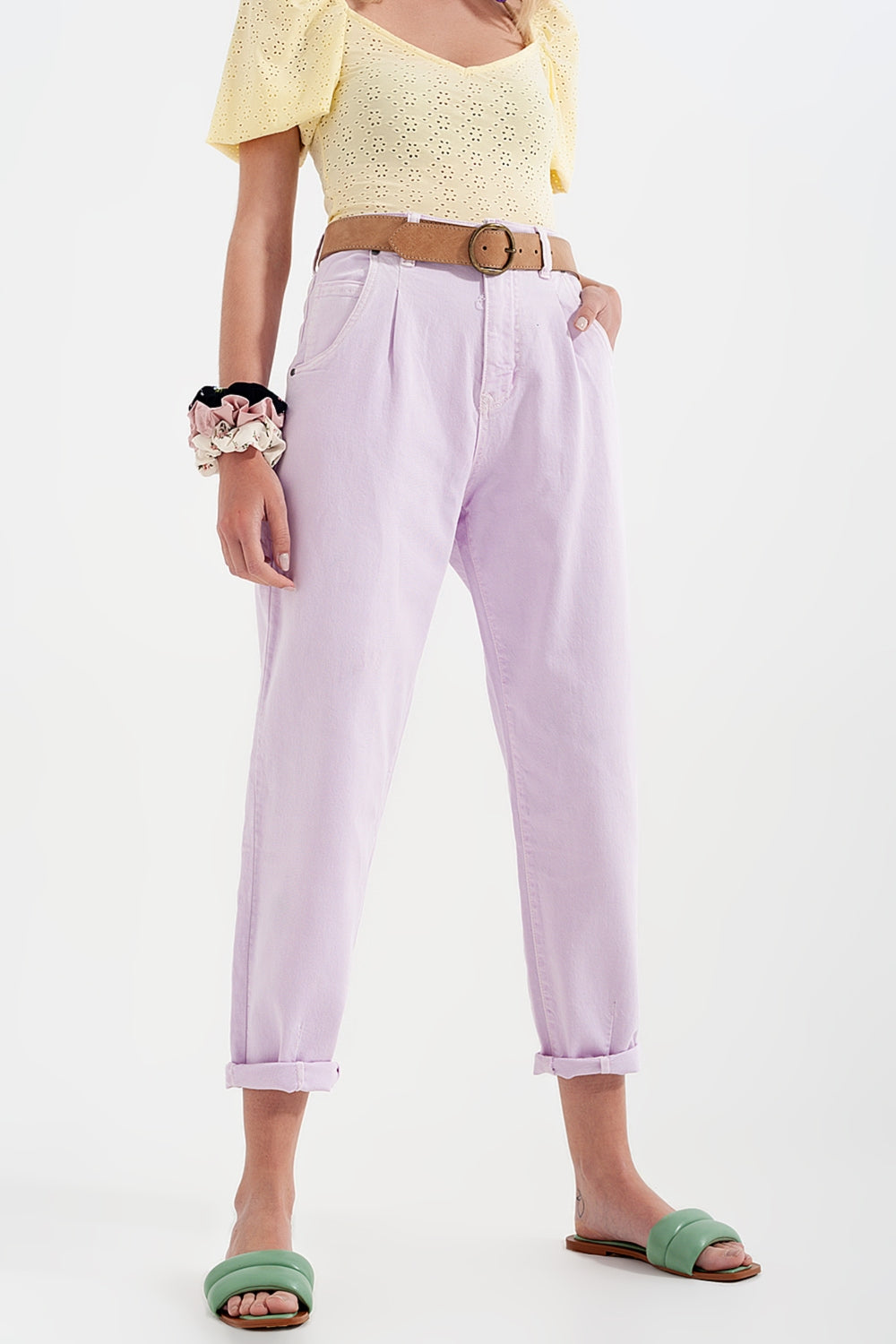 Q2 Jean mom  avec taille haute et plis sur le devant en lilas