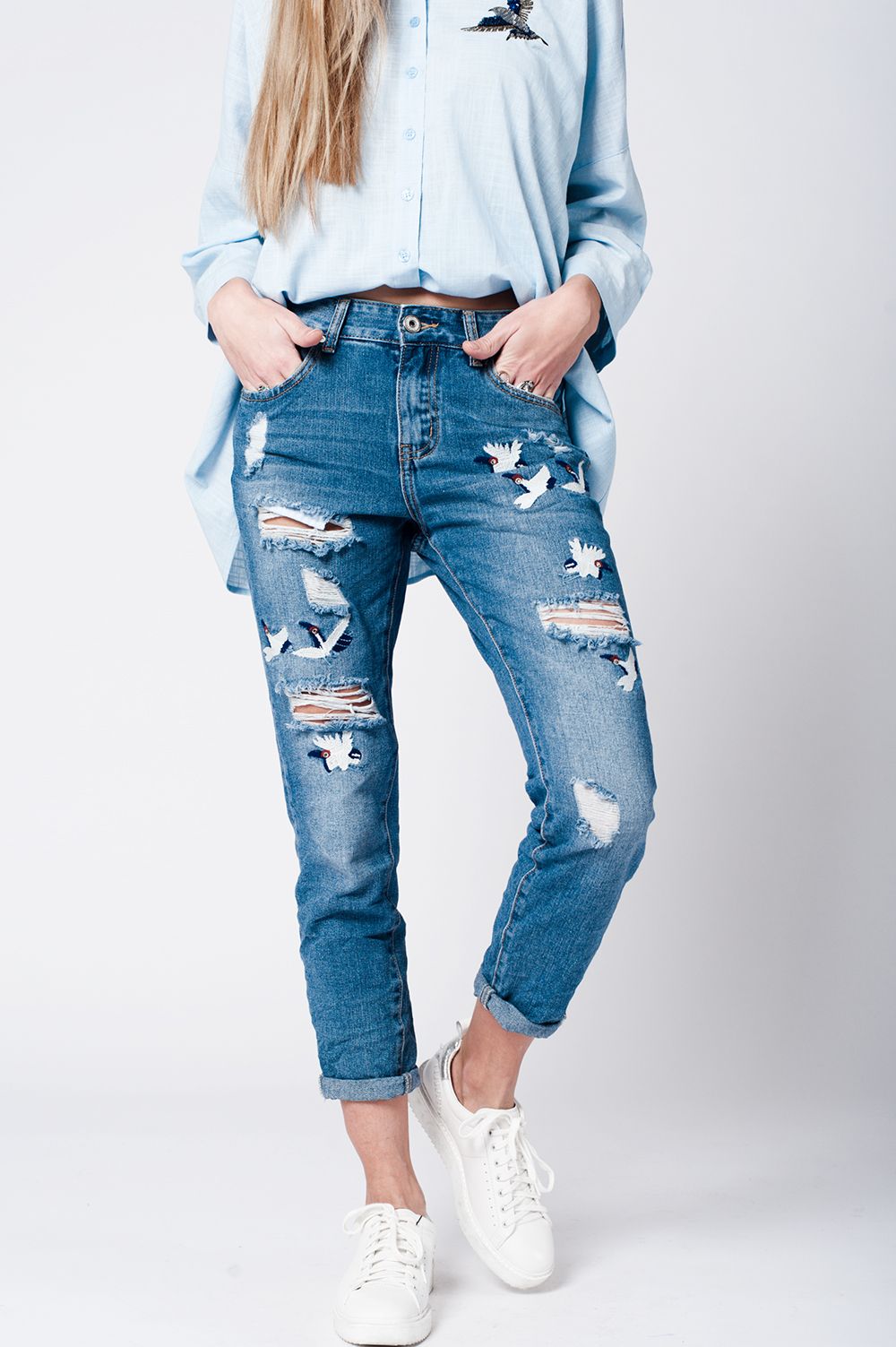Q2 jean mom bleu et broderies oiseau
