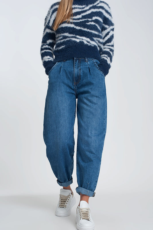 Q2 Jean mom taille haute avec deux volants à la taille en bleu délavé foncé