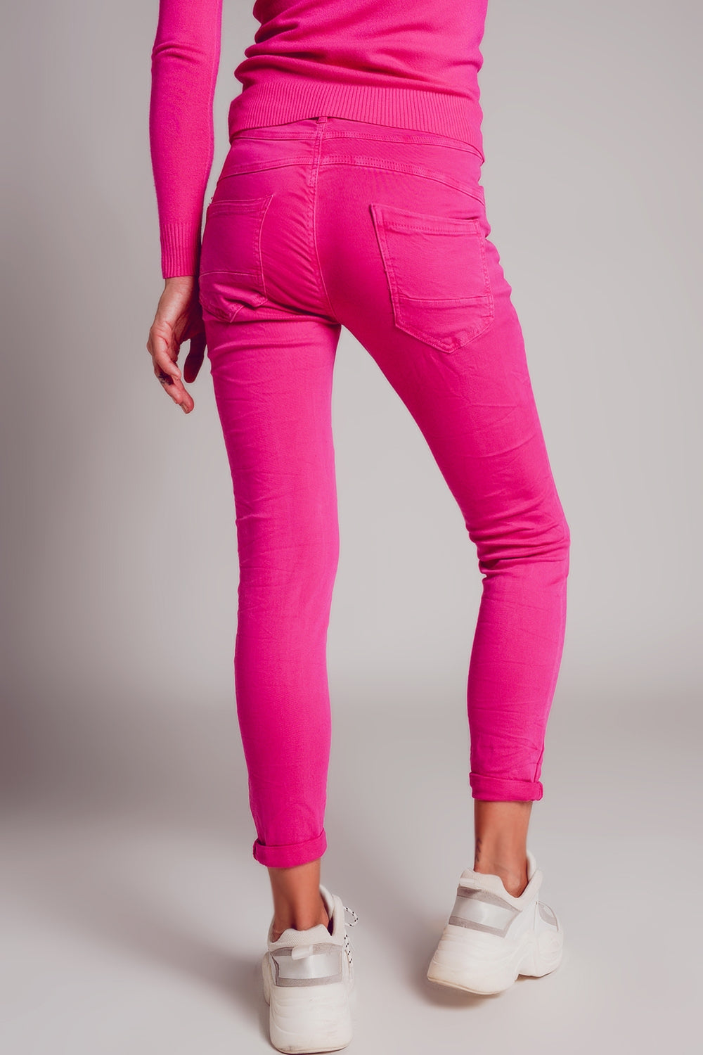 Jean skinny avec boutons visibles fuchsia