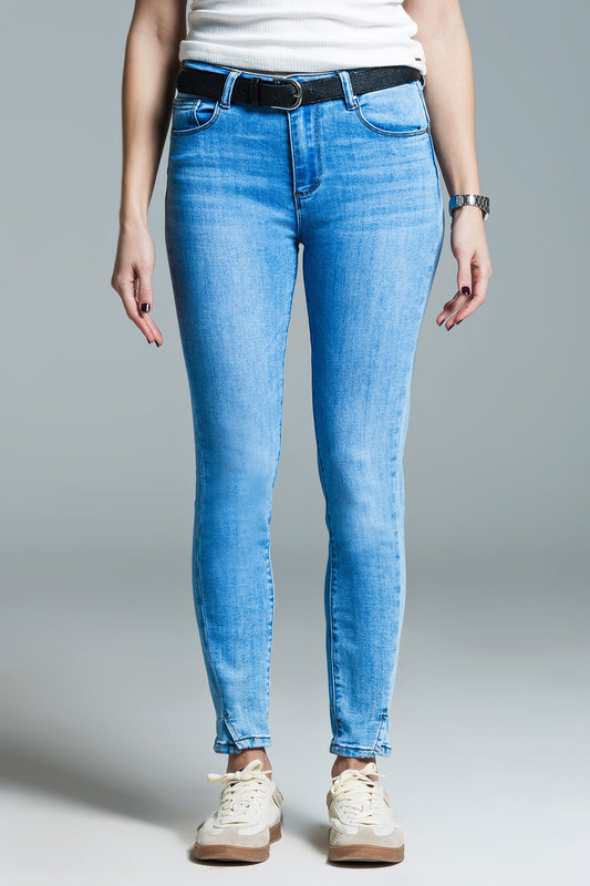 Q2 Jean skinny basique bleu clair avec fente courte à l'ourlet