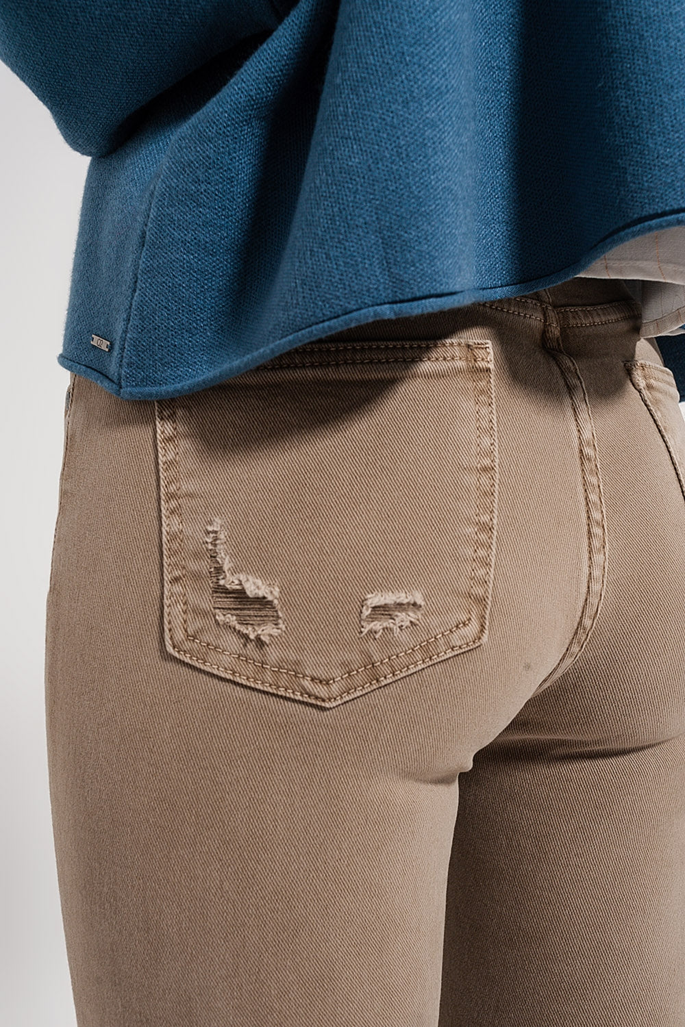 Jean skinny beige avec bords bruts