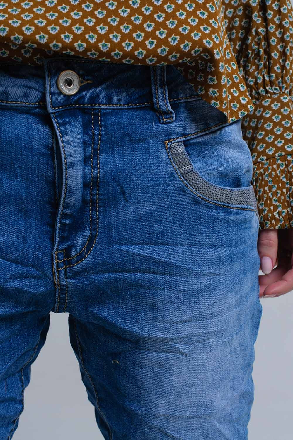 Jean skinny bleu avec des détails de paillettes