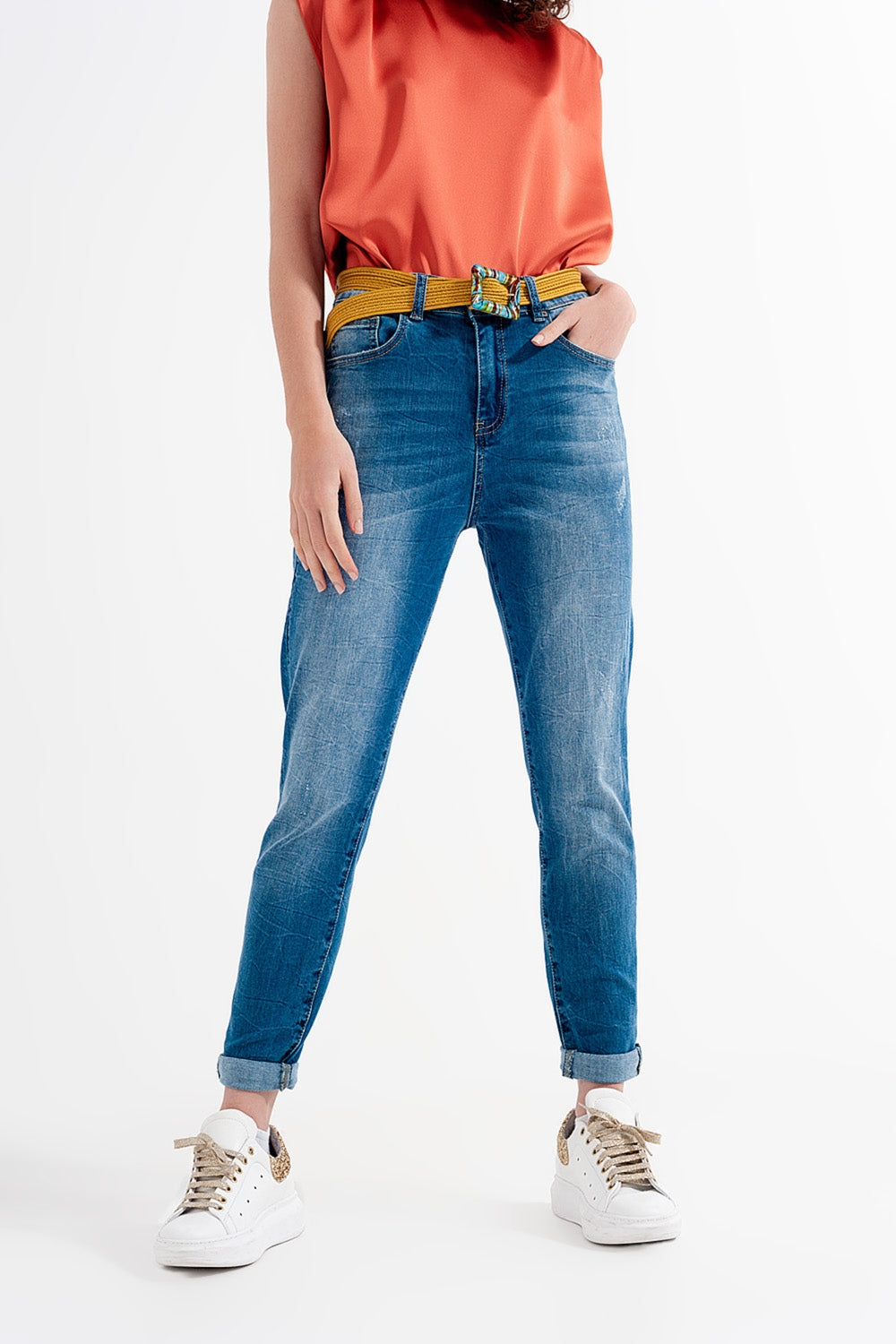 Q2 Jean skinny bleu délavé avec abrasions