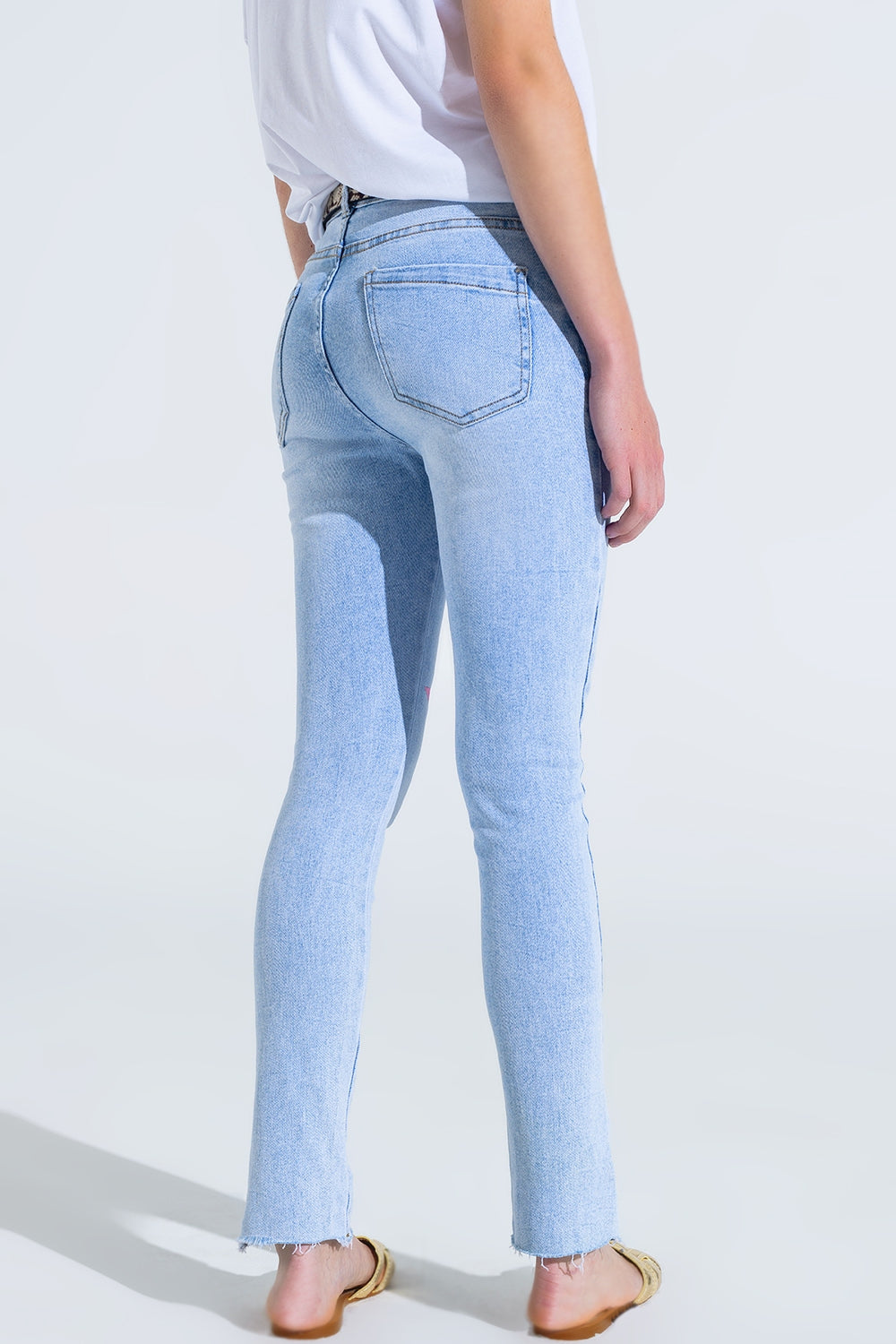 Jean skinny délavé avec étoiles sur les jambes