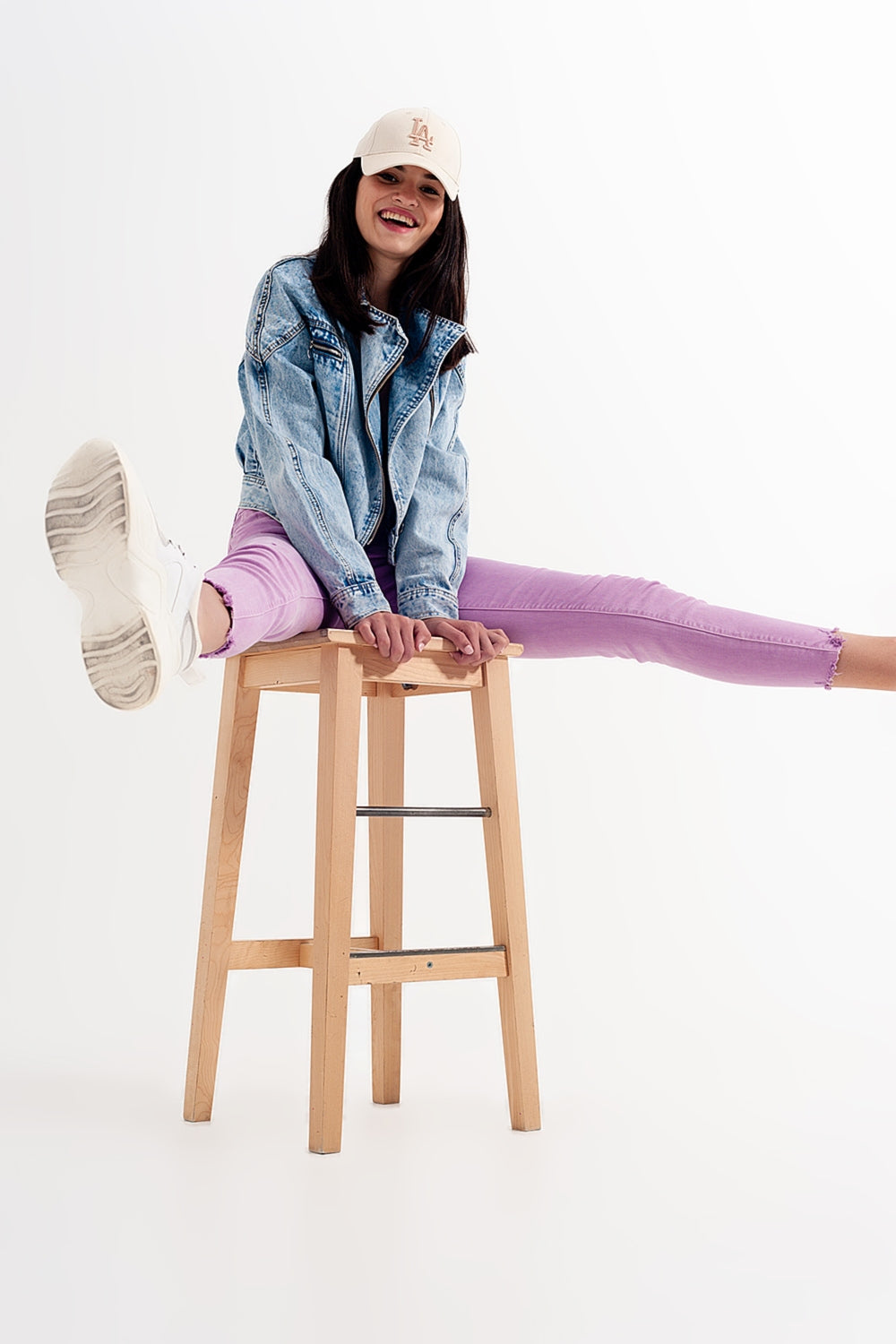 Q2 Jean skinny effet vieilli à ourlet brut lilas