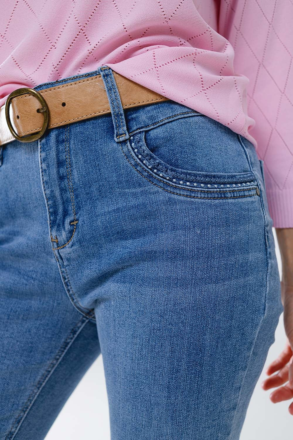 Jean skinny en délavage léger avec détail sur la poche