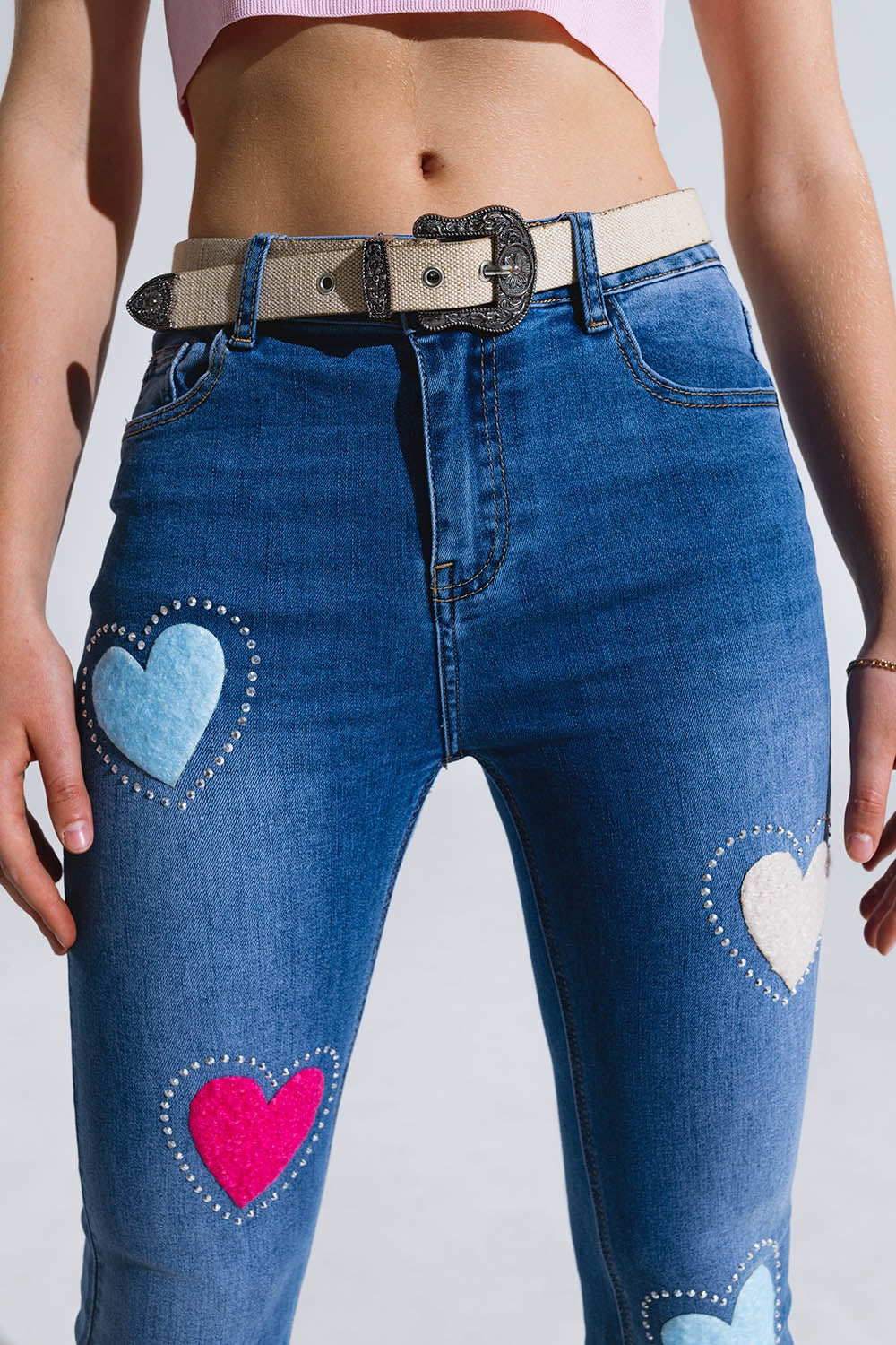 Jean skinny foncé avec cœurs entourés de clous