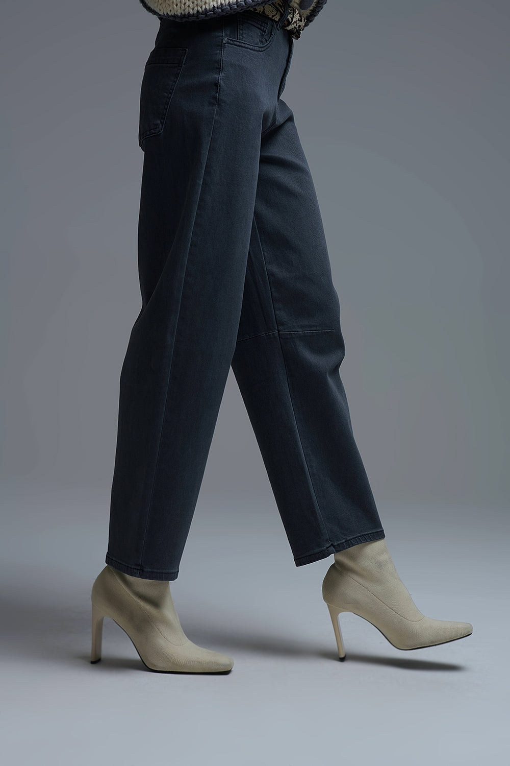 Jean stretch confortable avec jambe en tonneau en gris