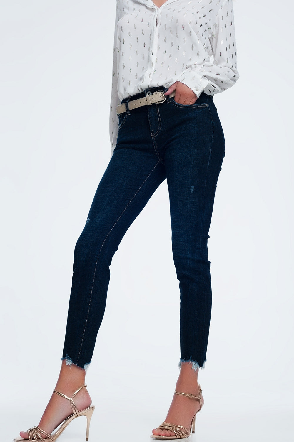 Q2 Jean taille mi-haute bleu vif délavé à ourlet brut