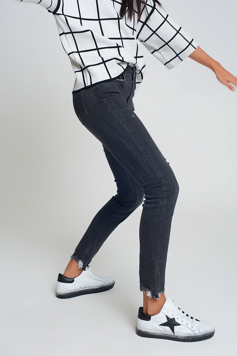 Q2 Jean taille mi-haute noir à ourlet brut