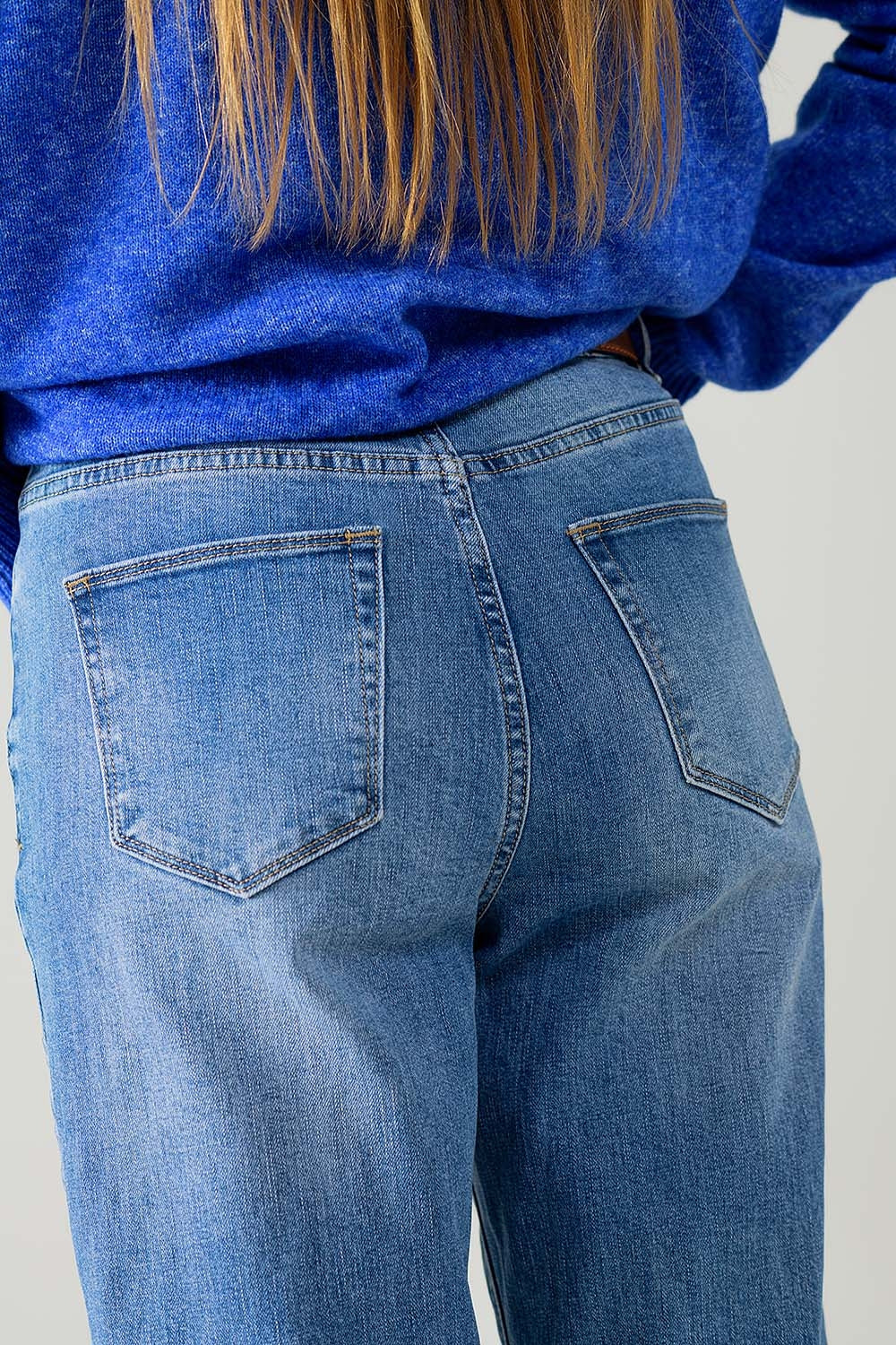 jeans à coupe droite et à revers avec délavage moyen