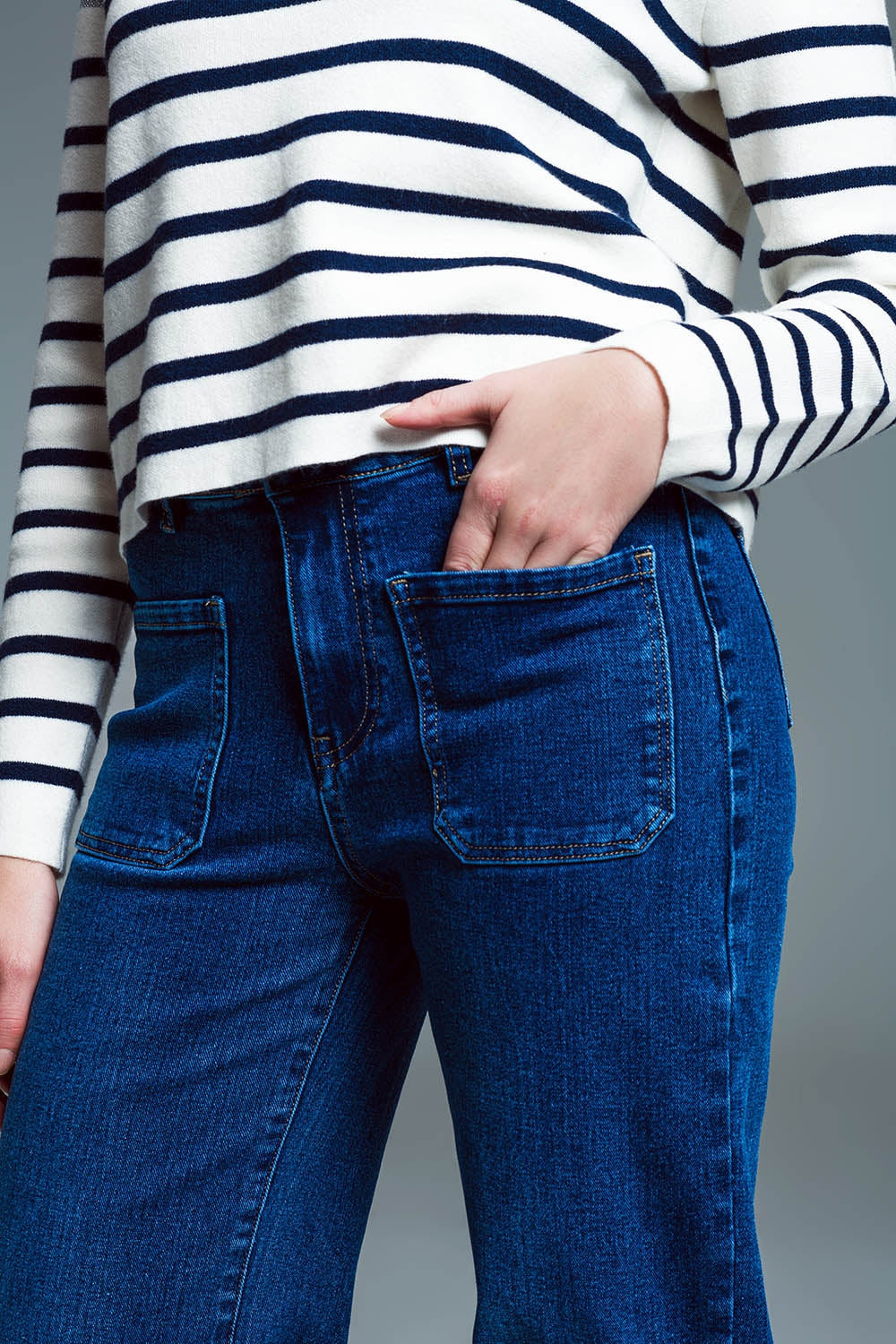 Jeans à jambe droite avec poches avant de style marin en délavage moyen
