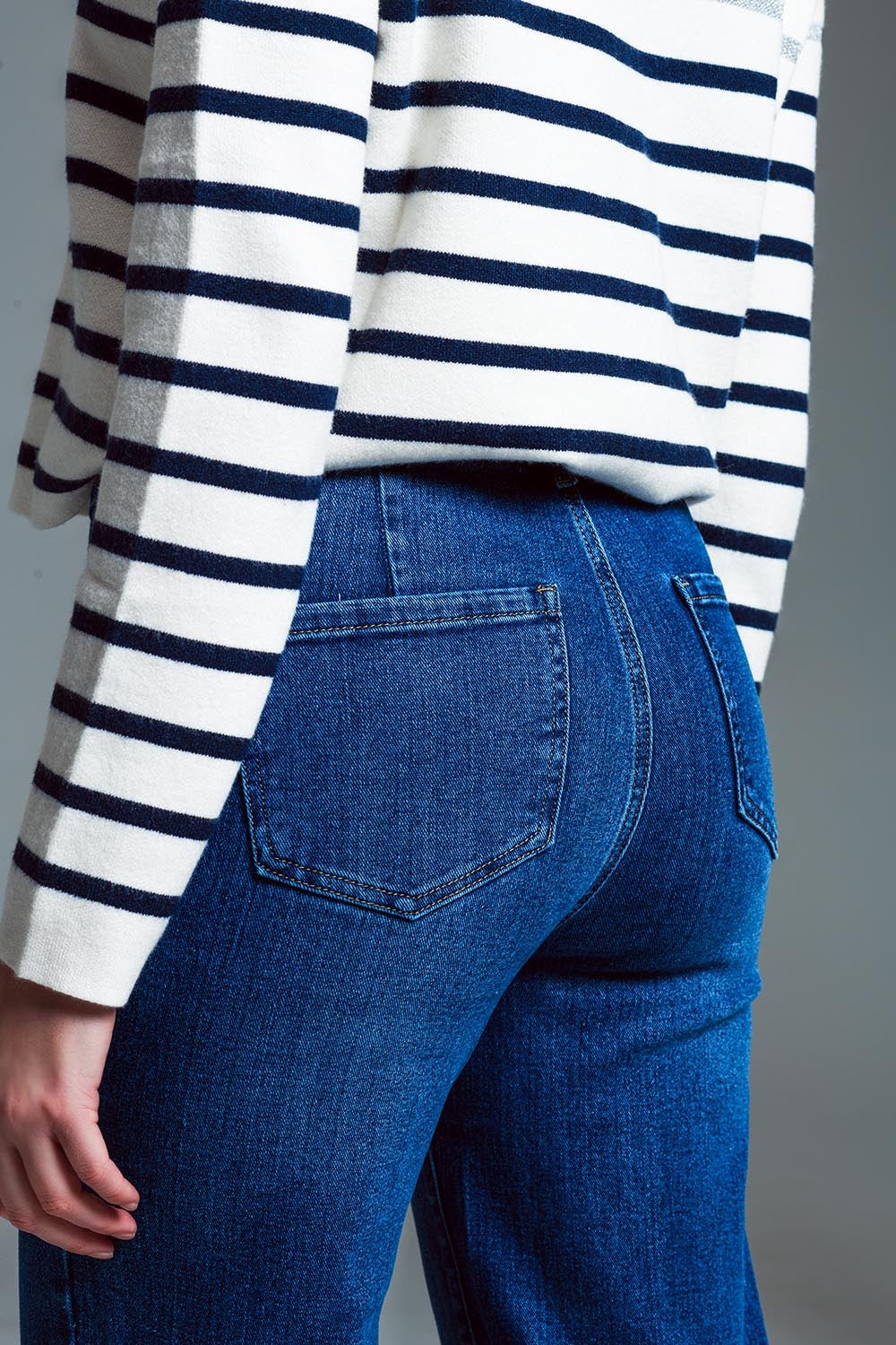 Jeans à jambe droite avec poches avant de style marin en délavage moyen