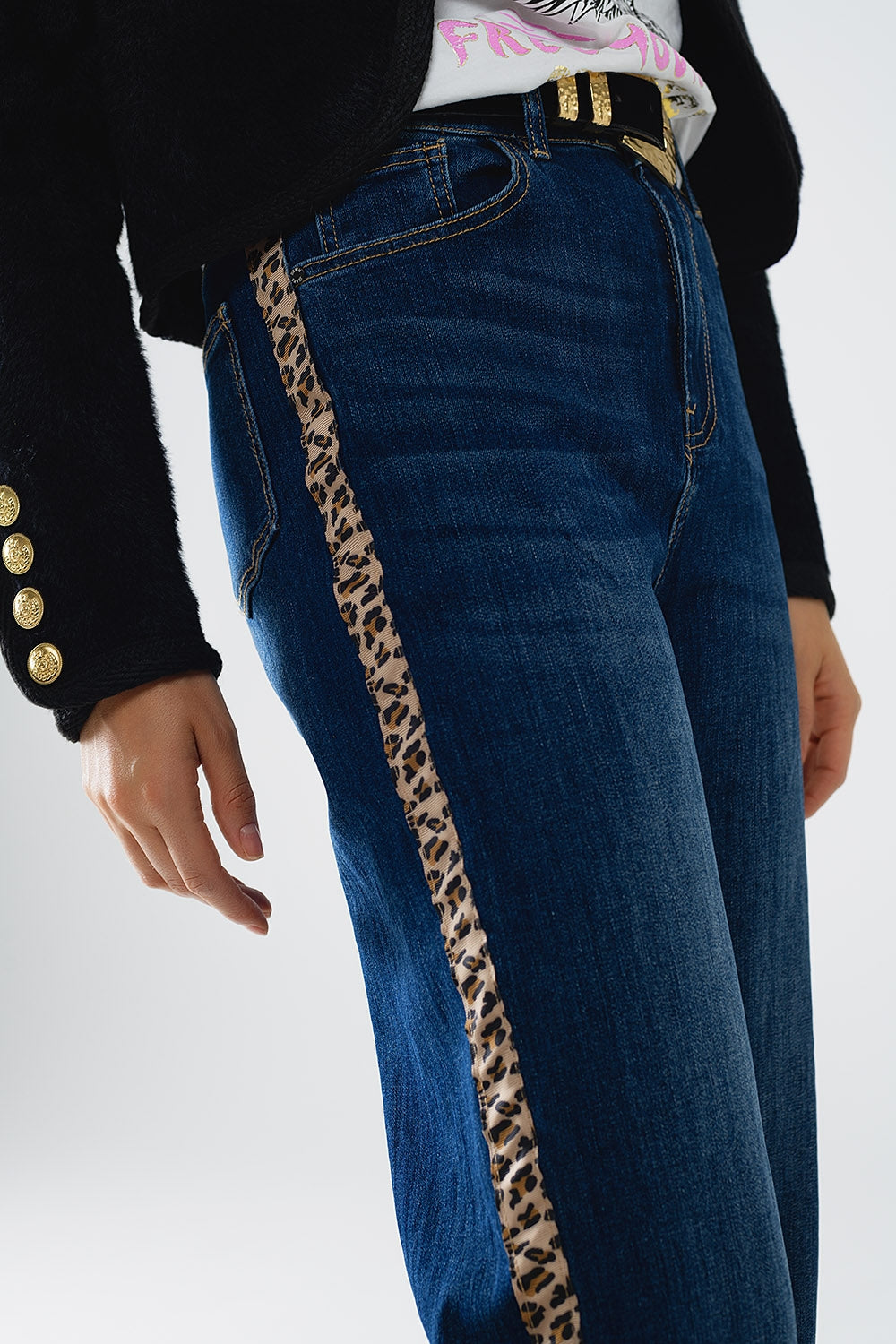 Q2 Jeans à jambe large avec rayures léopard sur le côté