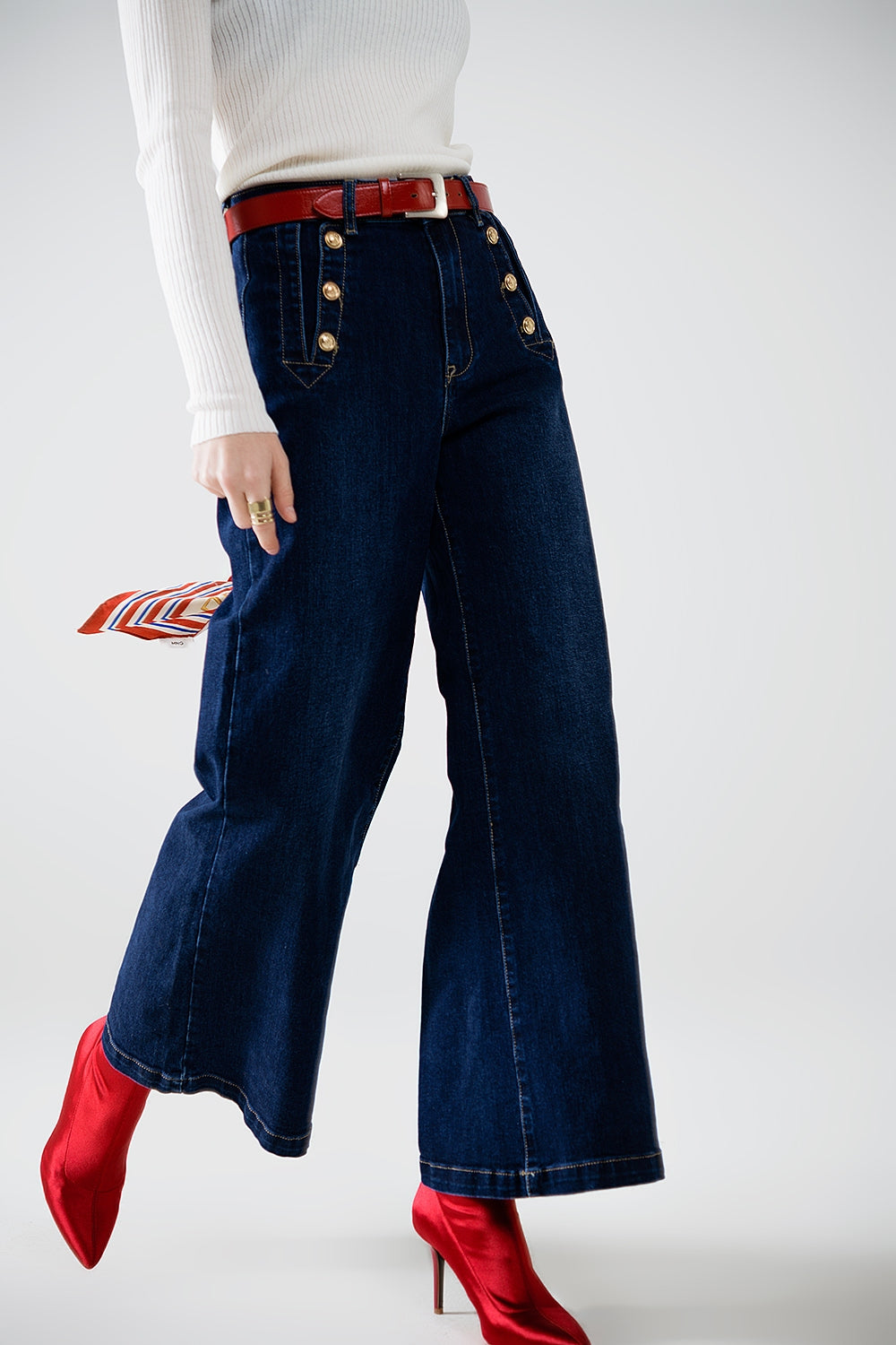 Jeans à jambe large de style marin avec boutons dorés