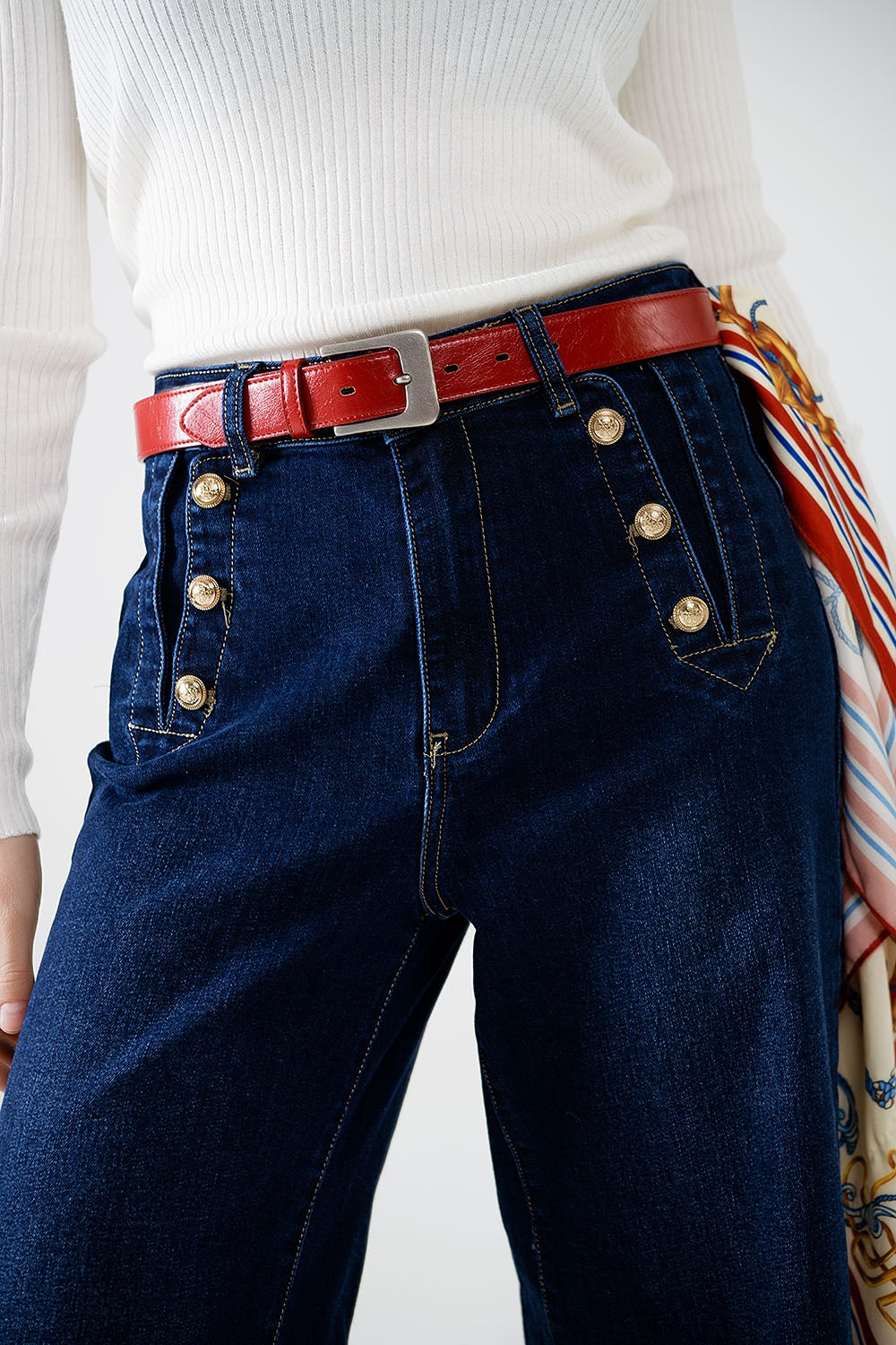 Jeans à jambe large de style marin avec boutons dorés
